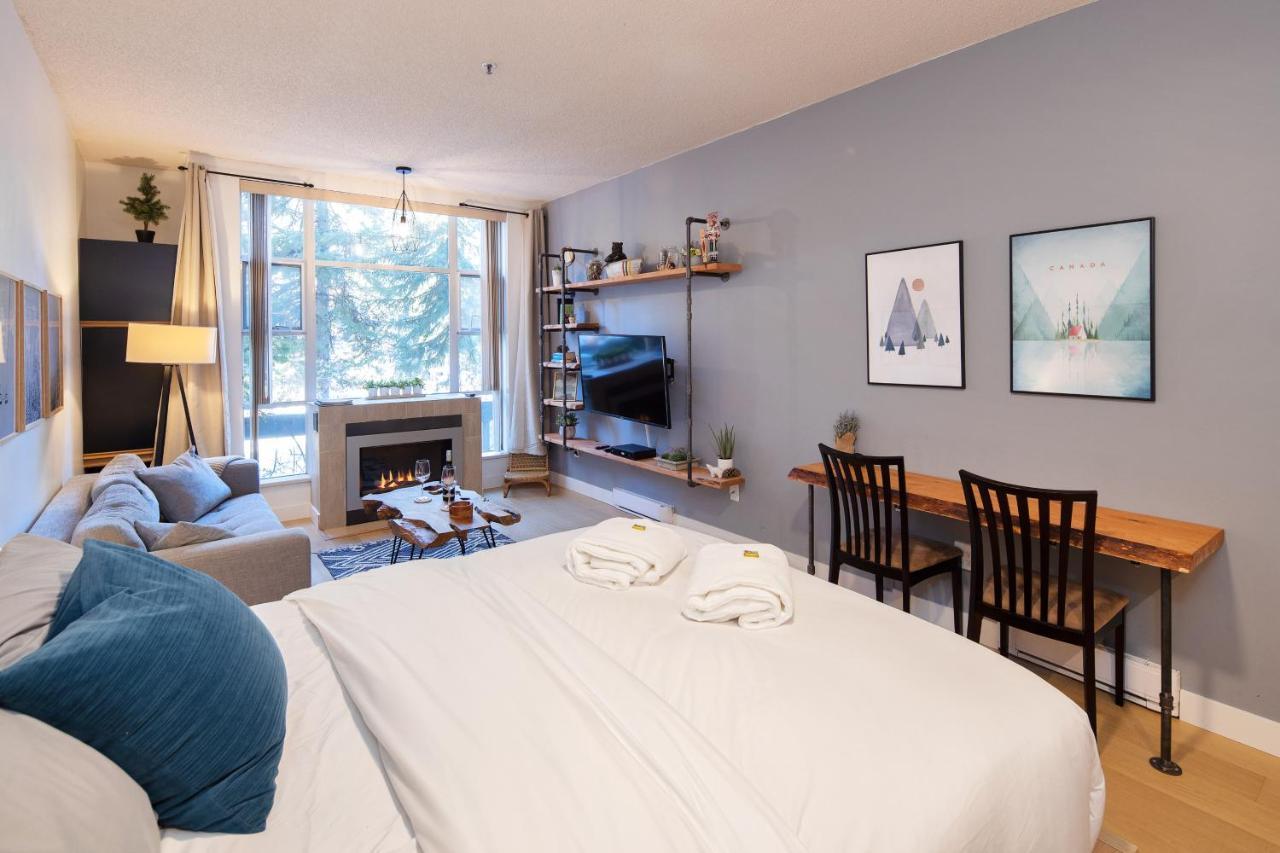 Bright At In/out Glacier Lodge! *