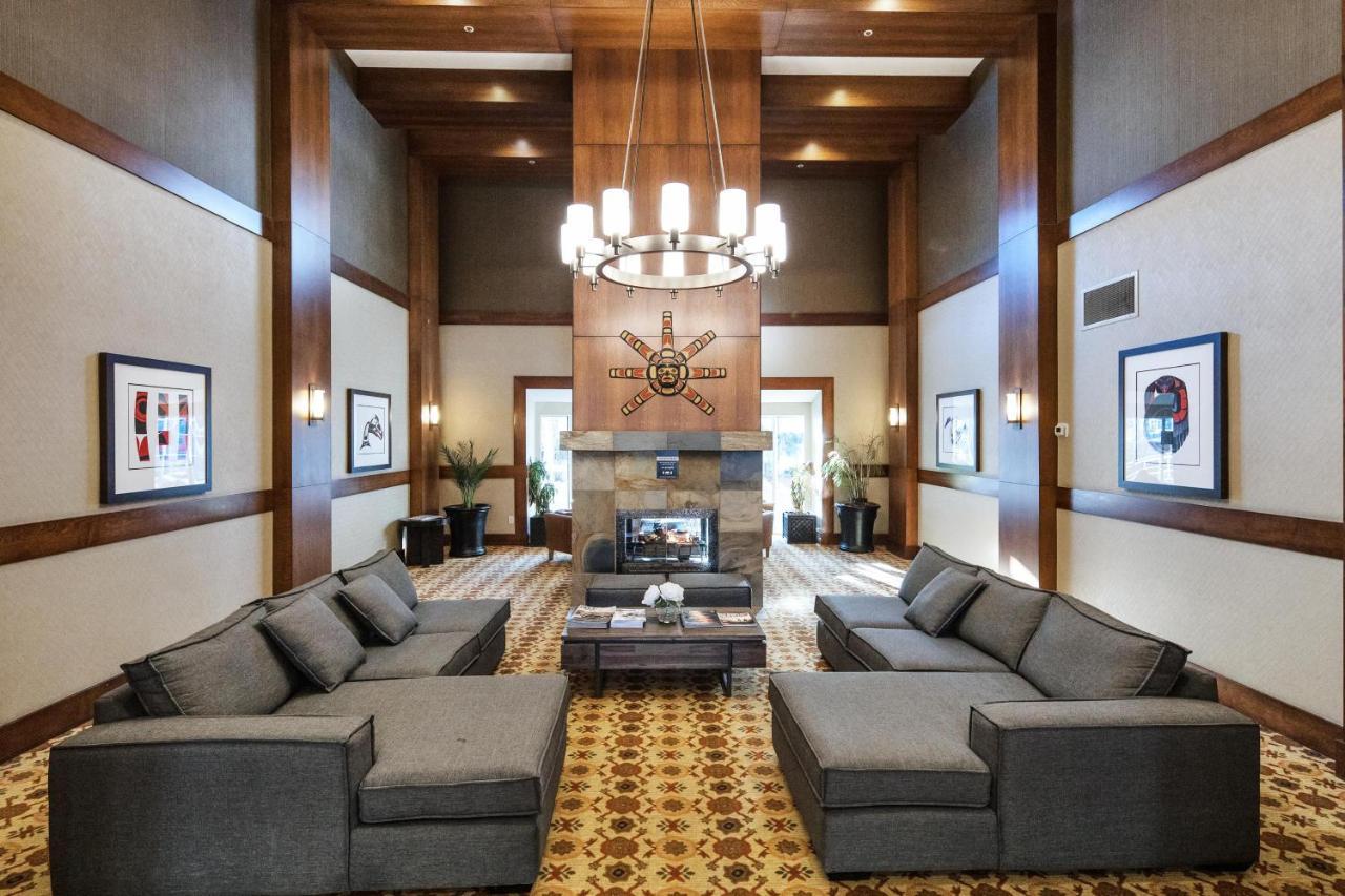 Impeccable Glacier W Pool+hot Tub Apartment Whistler