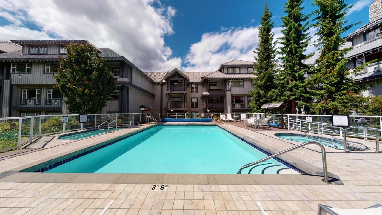 Apartment Impeccable Glacier W Pool+hot Tub