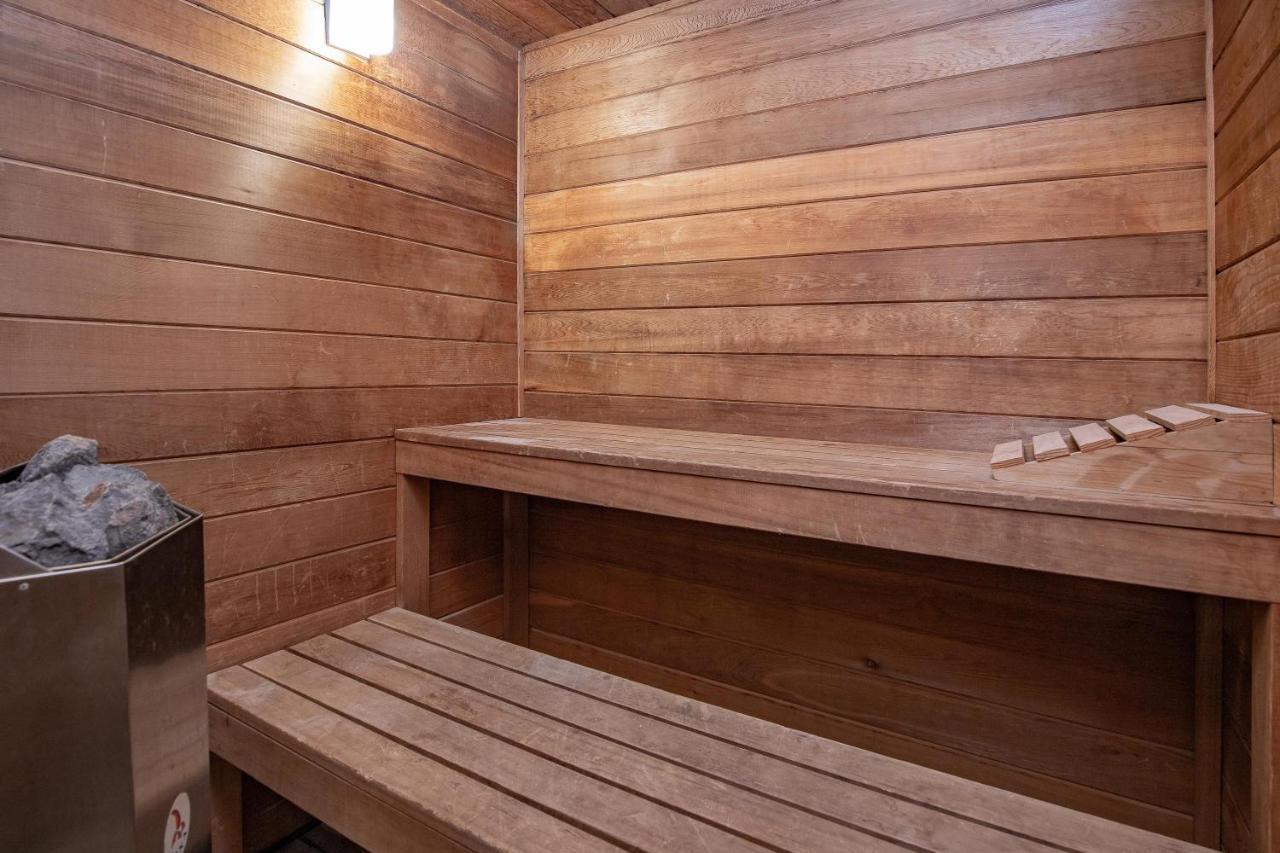 Apartment Fitzsimmons C - Private Sauna, Located In The Heart Of Village Whistler