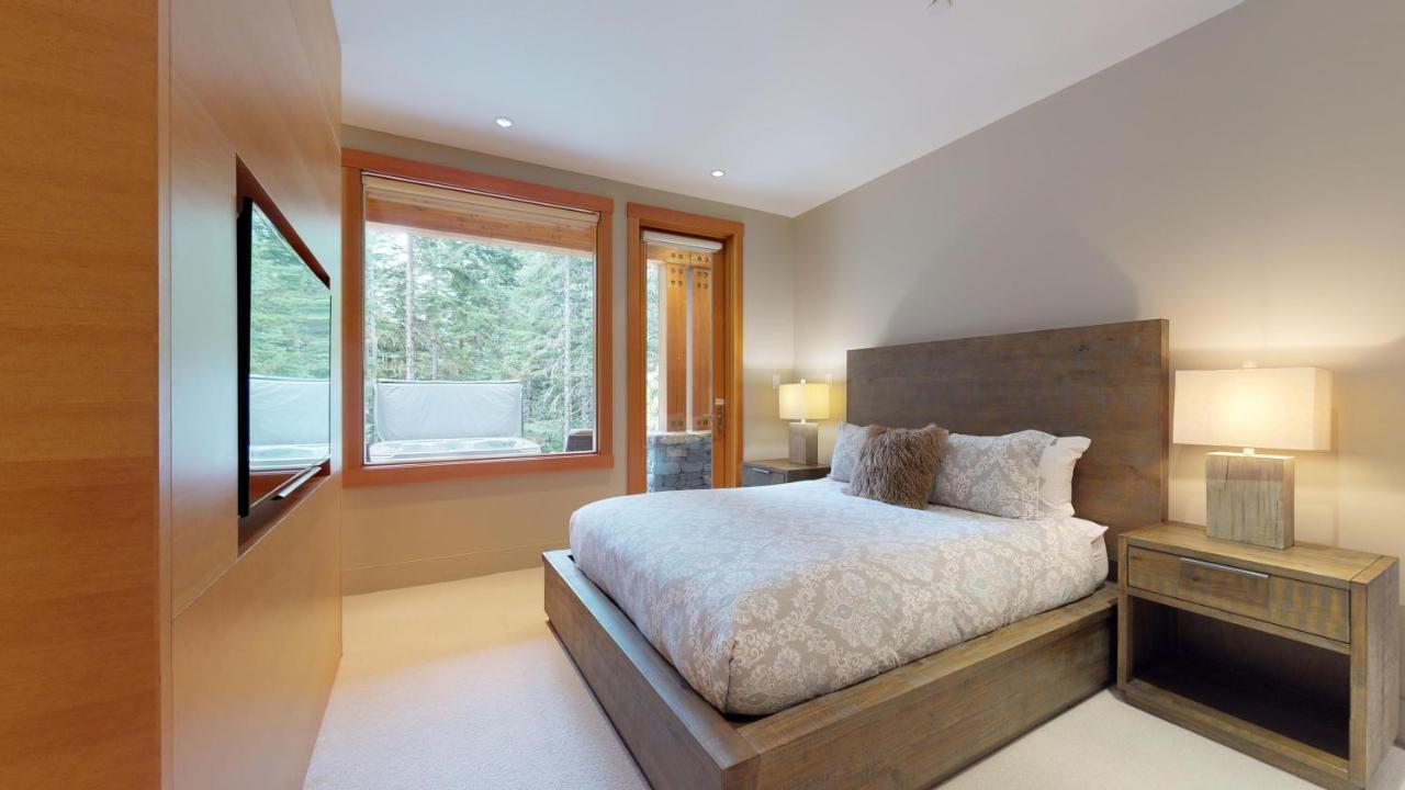 Kadenwood 2939 | Luxury W/ Hot Tub, Media Room, Steam Room, Stunning Views