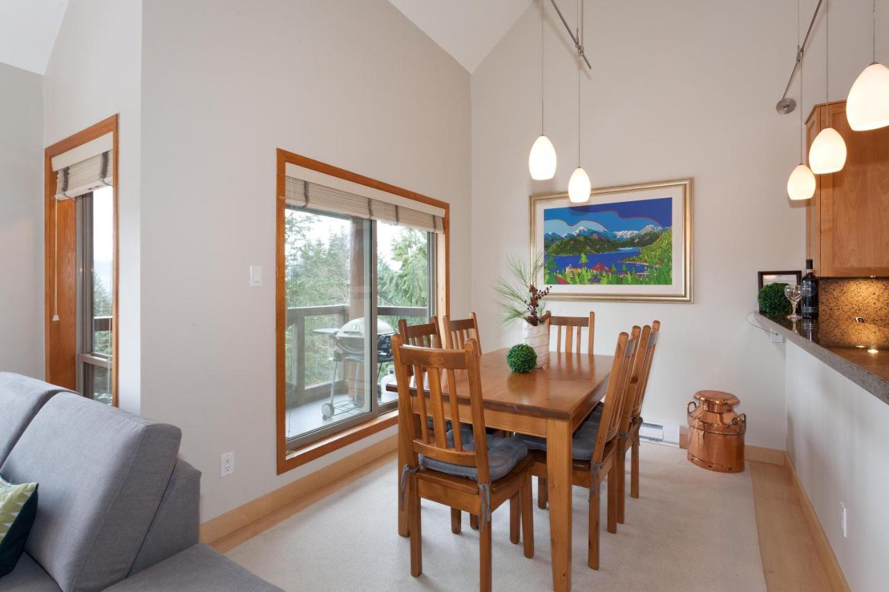 Painted Cliff 11 | Dog Friendly! Ski-in Ski-out Benchlands Townhome W/ Hot Tub & Fireplace Holiday home
