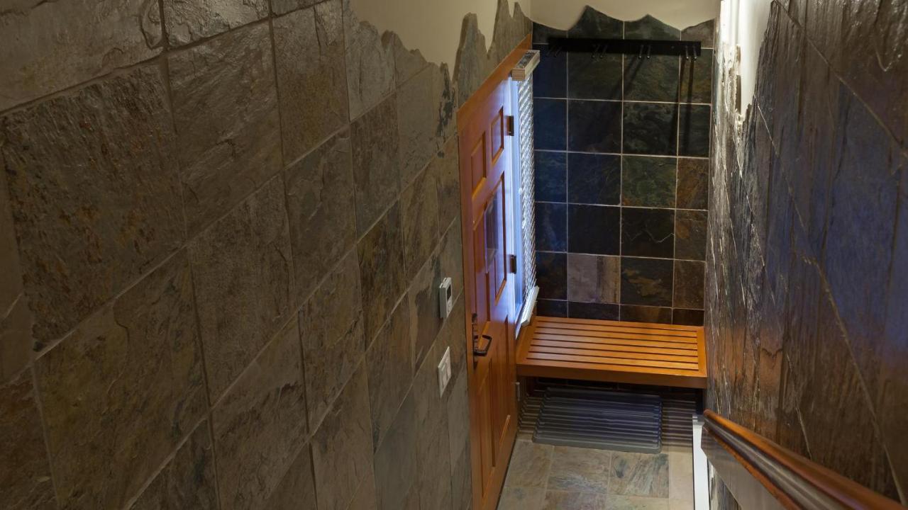 Holiday home Painted Cliff 25 | Family-sized Ski-in, Ski-out Townhome W/ Shared Hot Tub & Log Fire Whistler