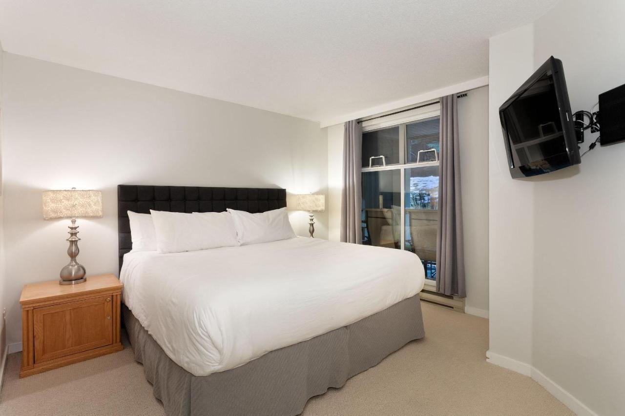 Woodrun 216 | Renovated Ski-in Ski-out W/ Free Parking, Pool, Hot Tub, & Gym