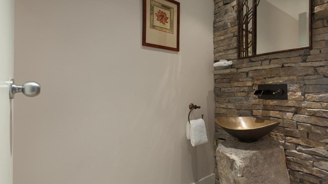 Holiday home Pinnacle Ridge 21 | Family Townhome W/ Prime Access, Hot Tub, 2 Living & Fireplace Whistler