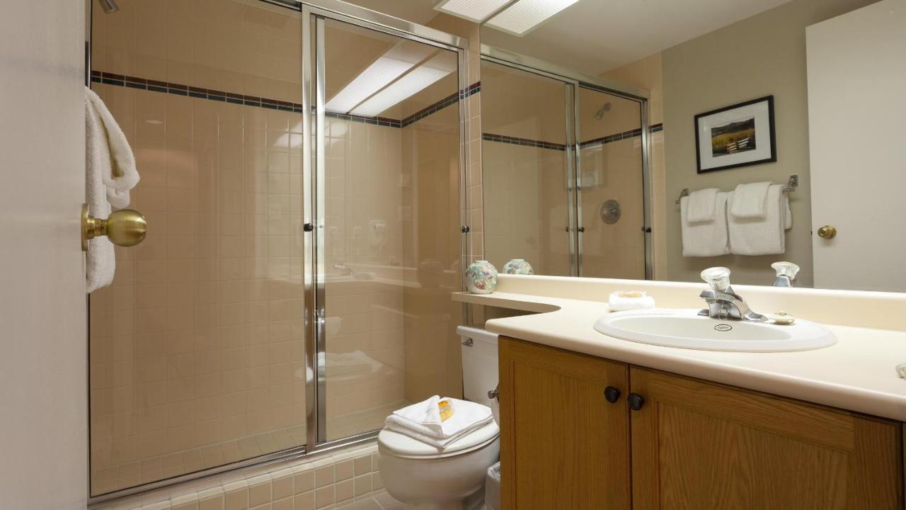 Holiday home Woodrun 416 | Family Ski-in Ski-out Condo, Hot Tub, Heated Pool, Parking & Laundry Whistler