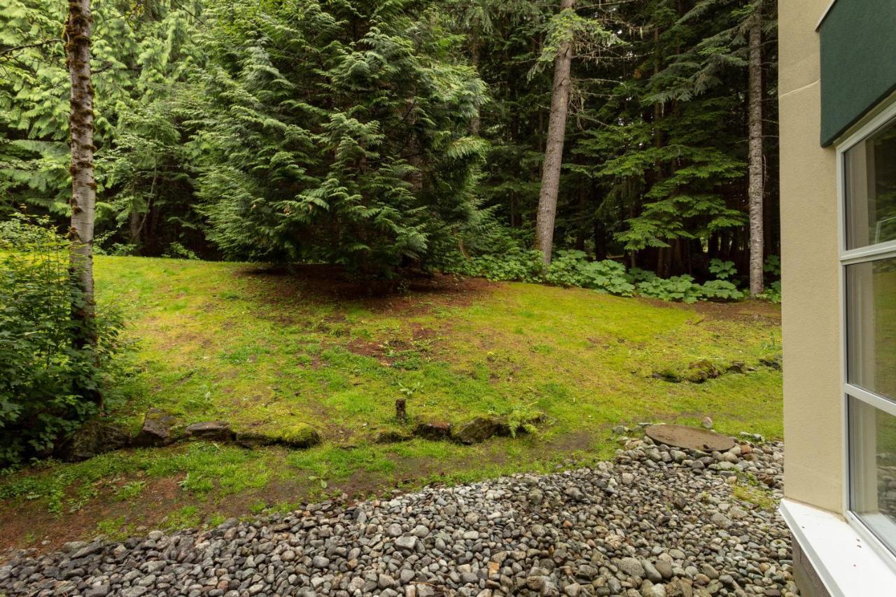 Holiday home Woodrun 216 | Renovated Ski-in Ski-out W/ Free Parking, Pool, Hot Tub, & Gym