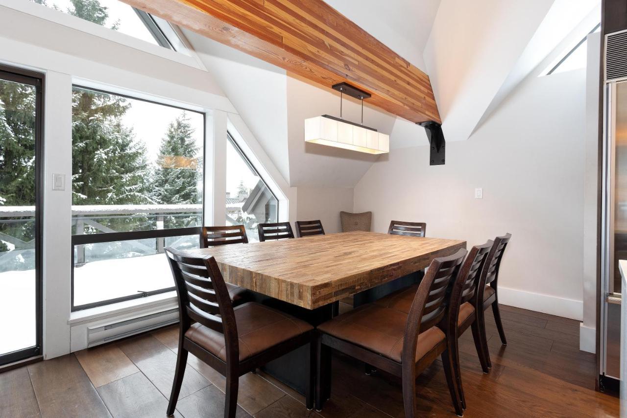 Pinnacle Ridge 21 | Family Townhome W/ Prime Access, Hot Tub, 2 Living & Fireplace Holiday home Whistler