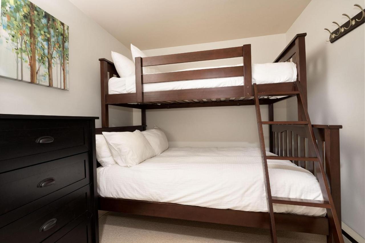 Woodrun 216 | Renovated Ski-in Ski-out W/ Free Parking, Pool, Hot Tub, & Gym Holiday home