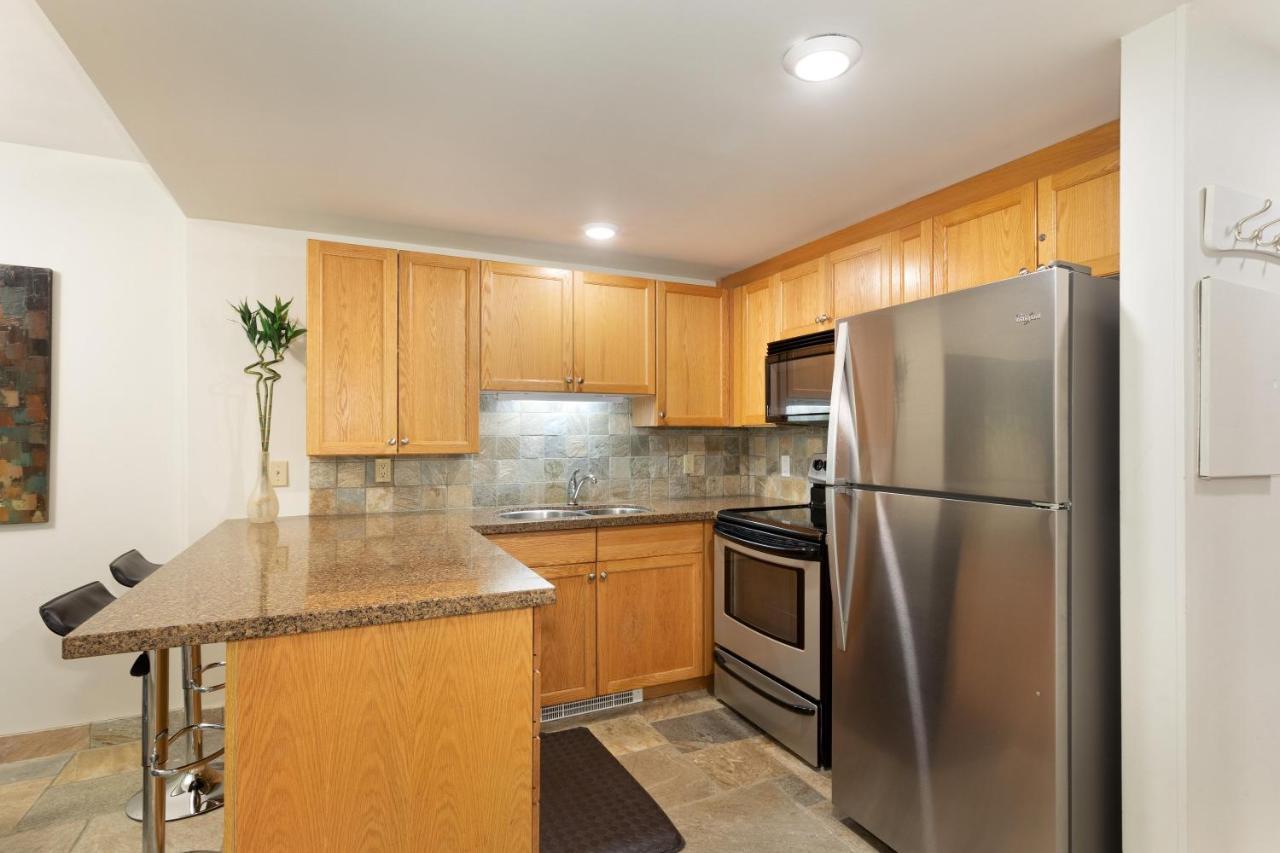 Holiday home Woodrun 216 | Renovated Ski-in Ski-out W/ Free Parking, Pool, Hot Tub, & Gym Whistler