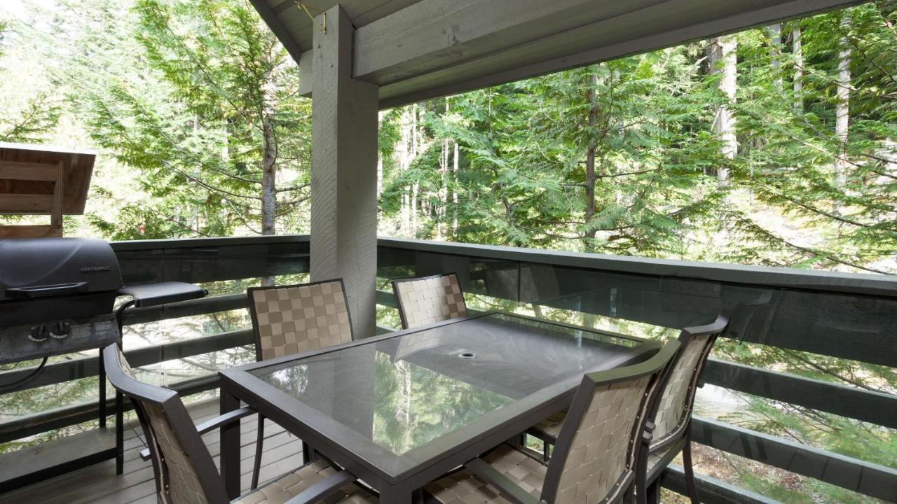 Snowgoose 14 | Inviting Townhome W/ Access, Private Hot Tub, Parking X 2 Holiday home Whistler