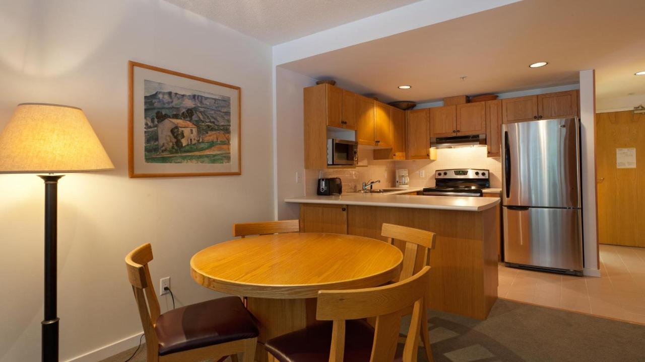 Woodrun 416 | Family Ski-in Ski-out Condo, Hot Tub, Heated Pool, Parking & Laundry *