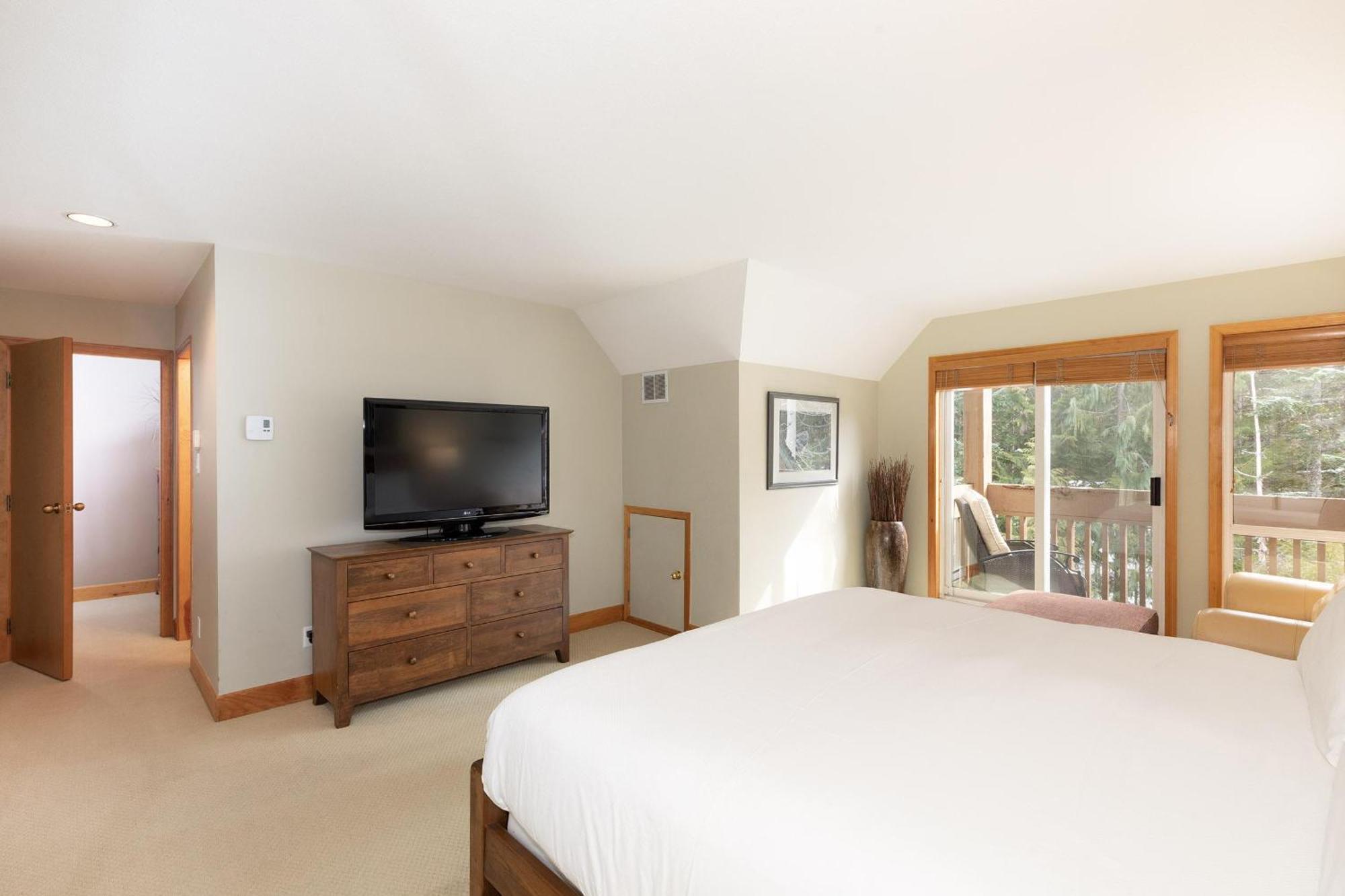 Holiday home Alpine Greens 8 | Bright Townhome Near Blackcomb, Walk Or Shuttle To Skiing, Secure Parking