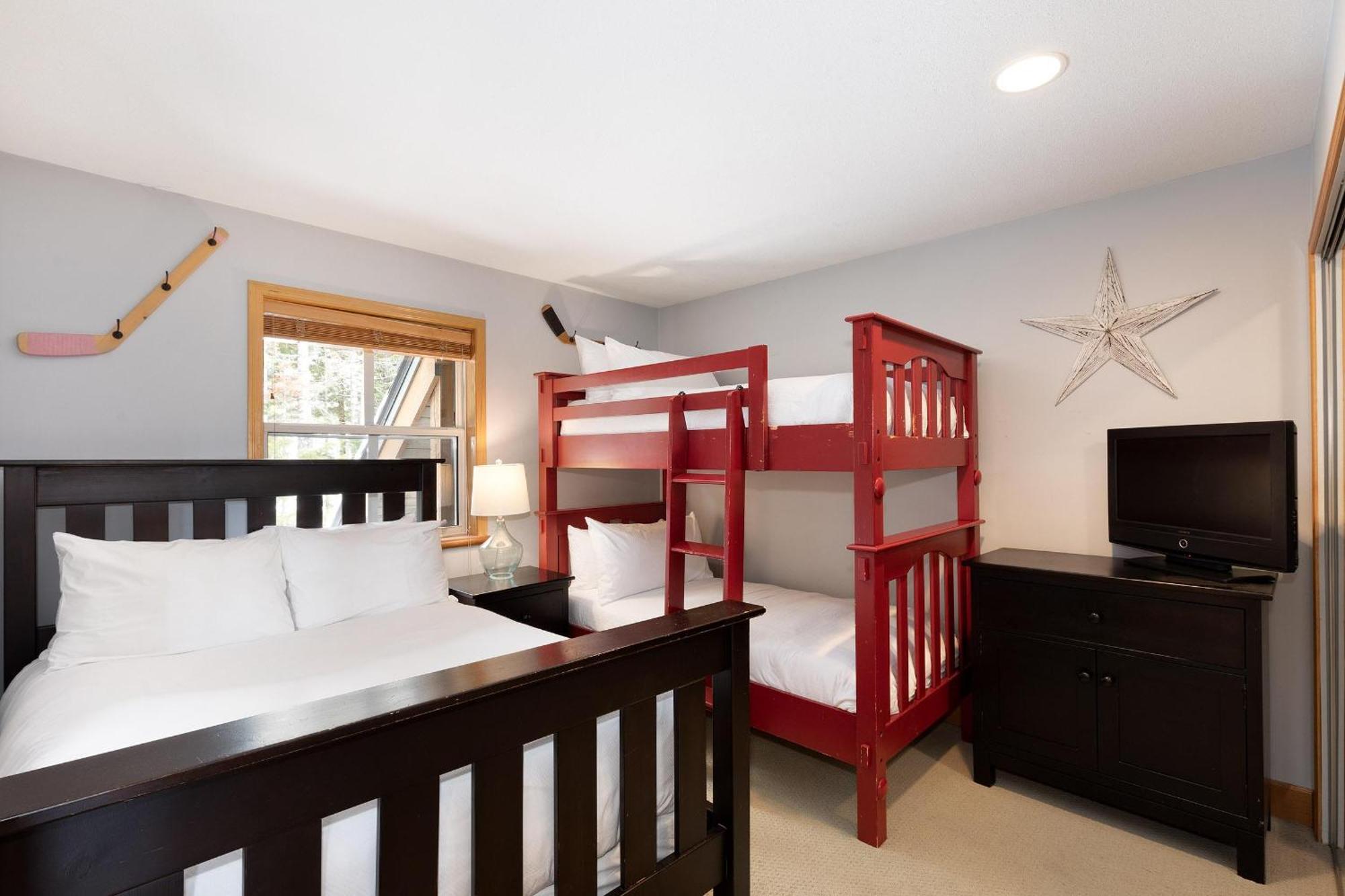 Holiday home Alpine Greens 8 | Bright Townhome Near Blackcomb, Walk Or Shuttle To Skiing, Secure Parking Whistler