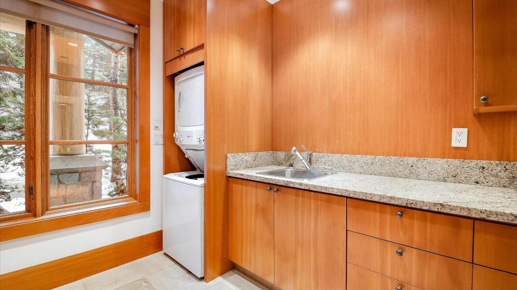 Holiday home Summit | Luxury Townhome W/ Rare Access, Hot Tub & Media *