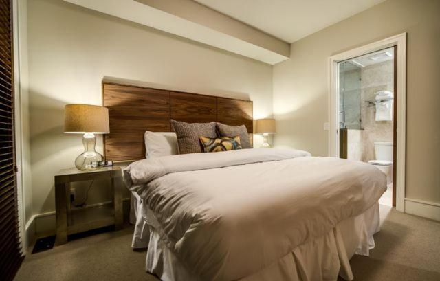 West Coast Alpine Contemporary 4 Bedroom Townhome With Private Hot Tub 35