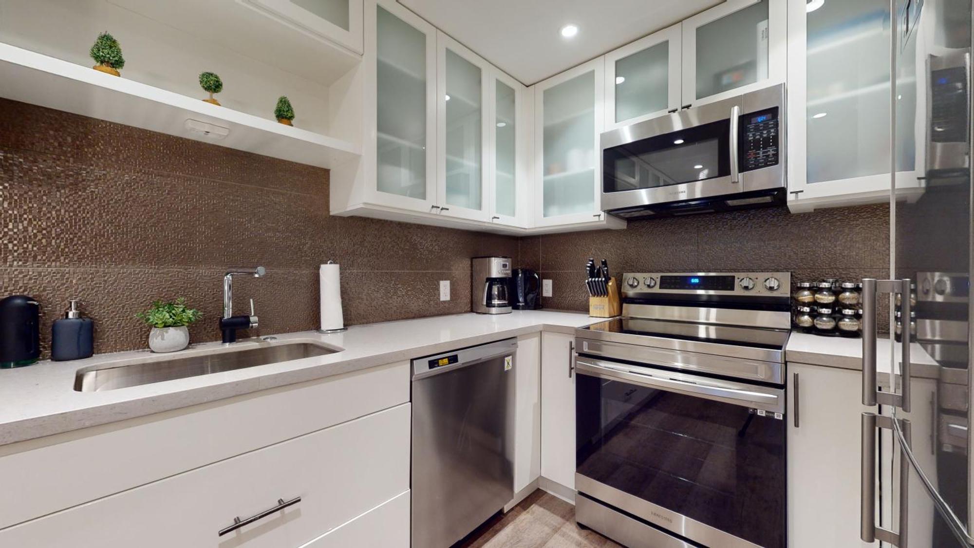 2br Renovated Townhouse In Benchlands By Harmony *