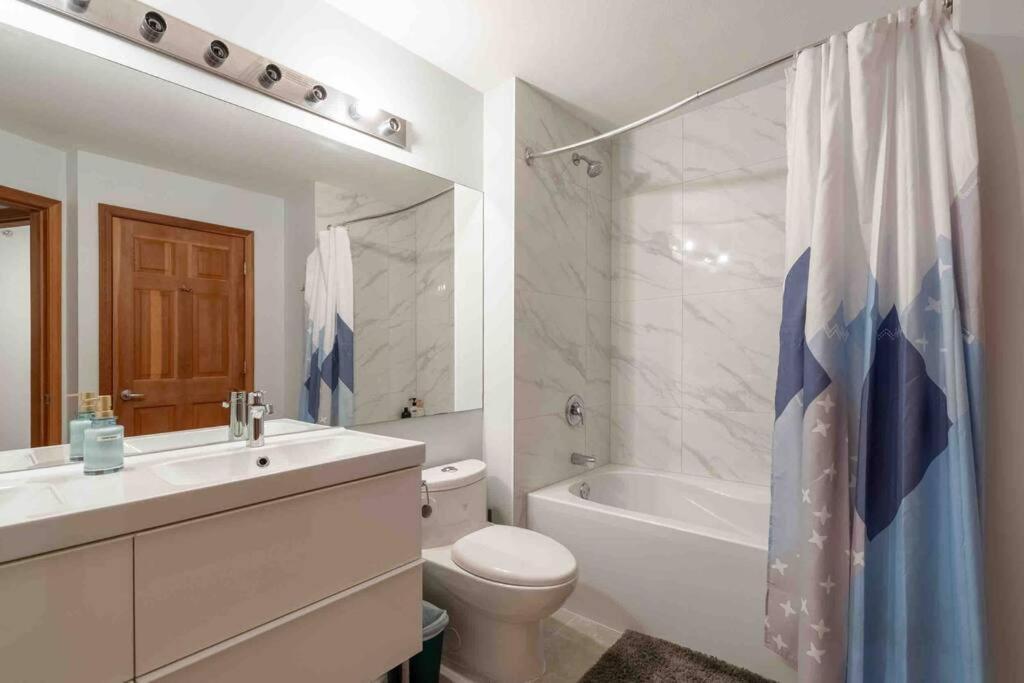 Updated Townhouse In Village. Pool/hot Tub/parking Apartment *
