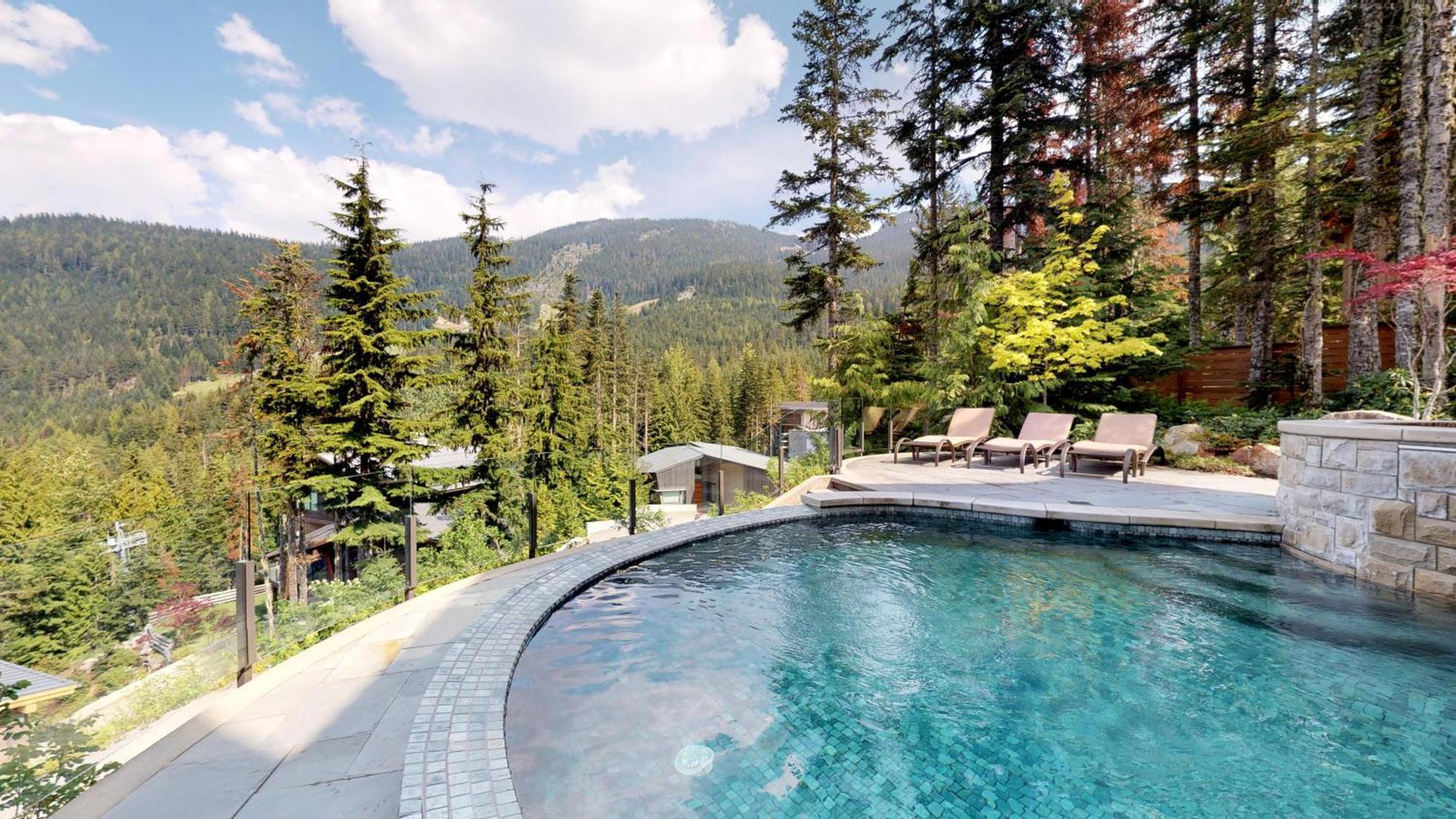 Kadenwood 2951 - Guest Favorite Luxury With Jacuzzi, Heated Pool & Cinema * Whistler