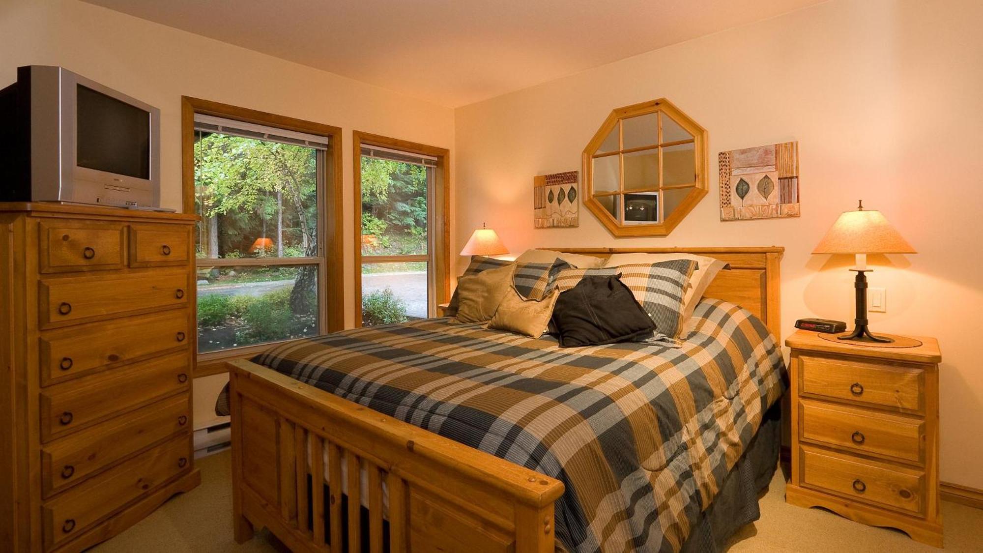 Holiday home Painted Cliff 28 | Ski-in-ski-out Townhouse On Blackcomb W/ Hot Tub, Fireplace, Parking Whistler