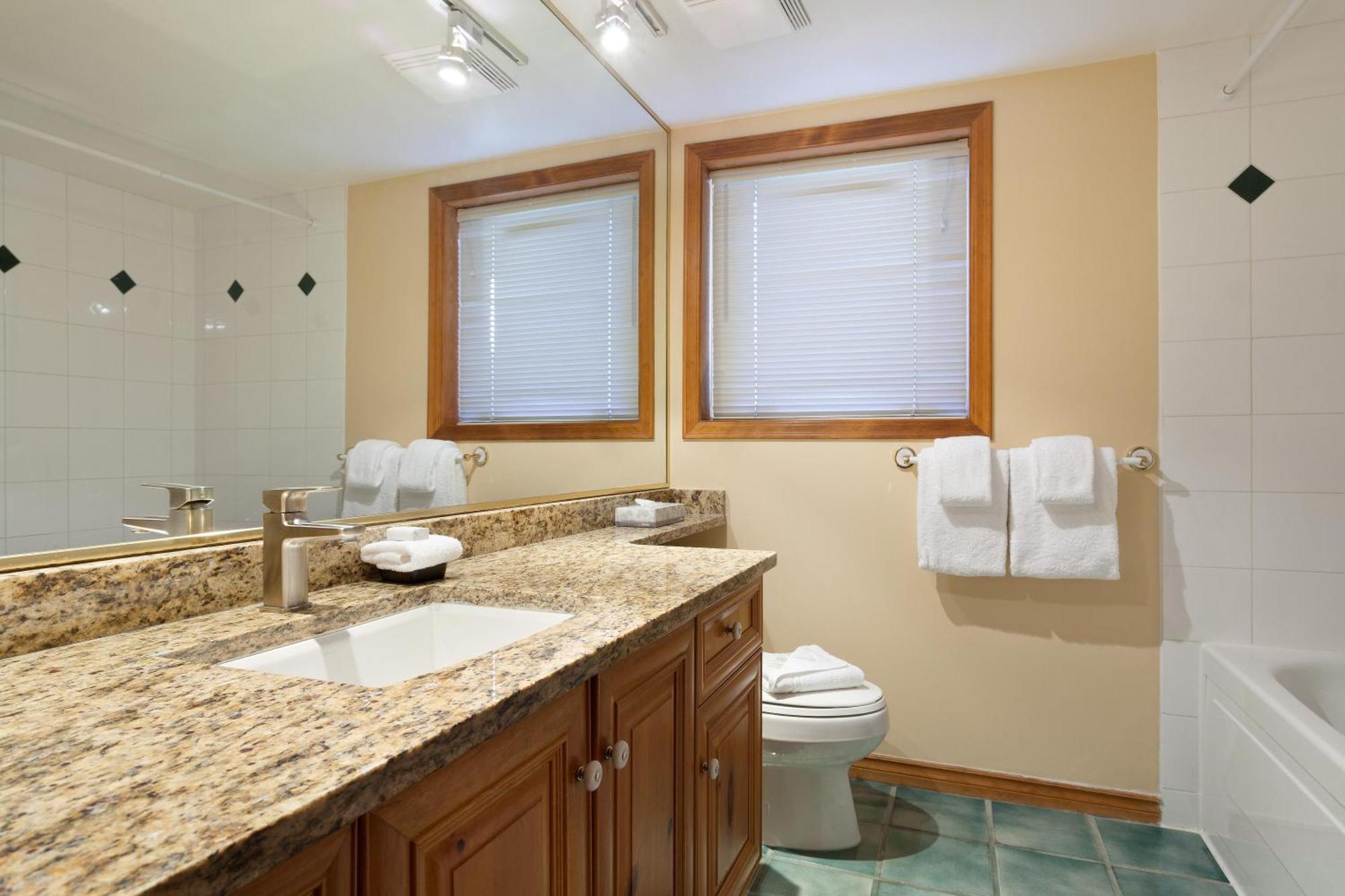 Holiday home Painted Cliff 28 | Ski-in-ski-out Townhouse On Blackcomb W/ Hot Tub, Fireplace, Parking