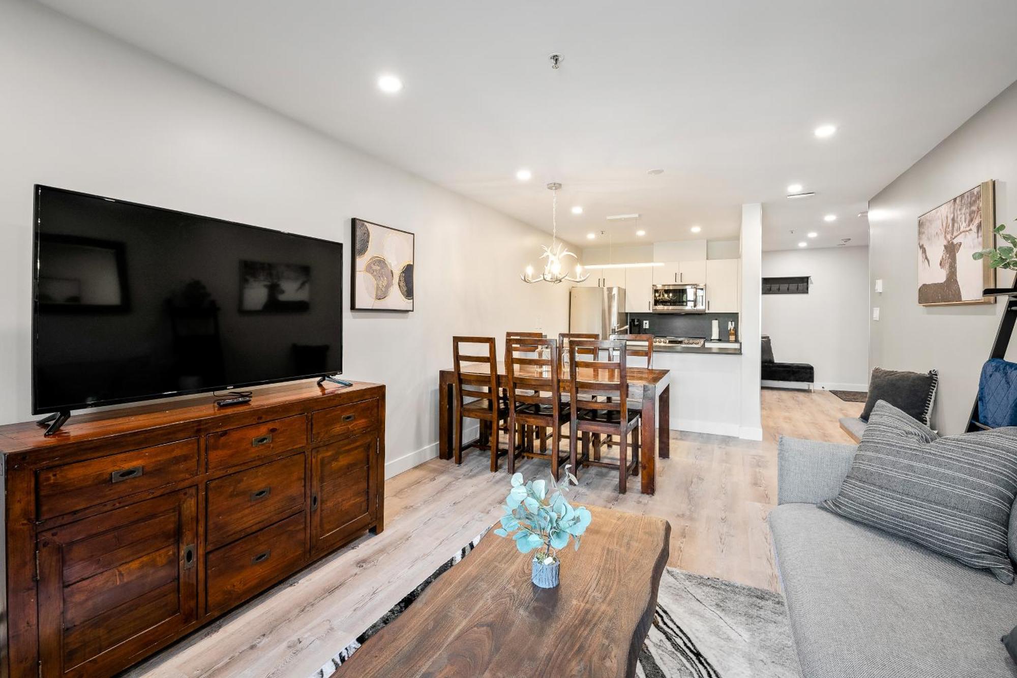In & Out, Heart Of Upper Village, Pool & Hot Tub * Whistler
