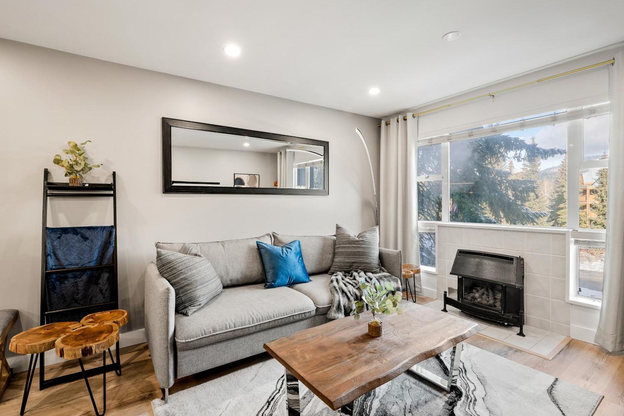 Apartment In & Out, Heart Of Upper Village, Pool & Hot Tub