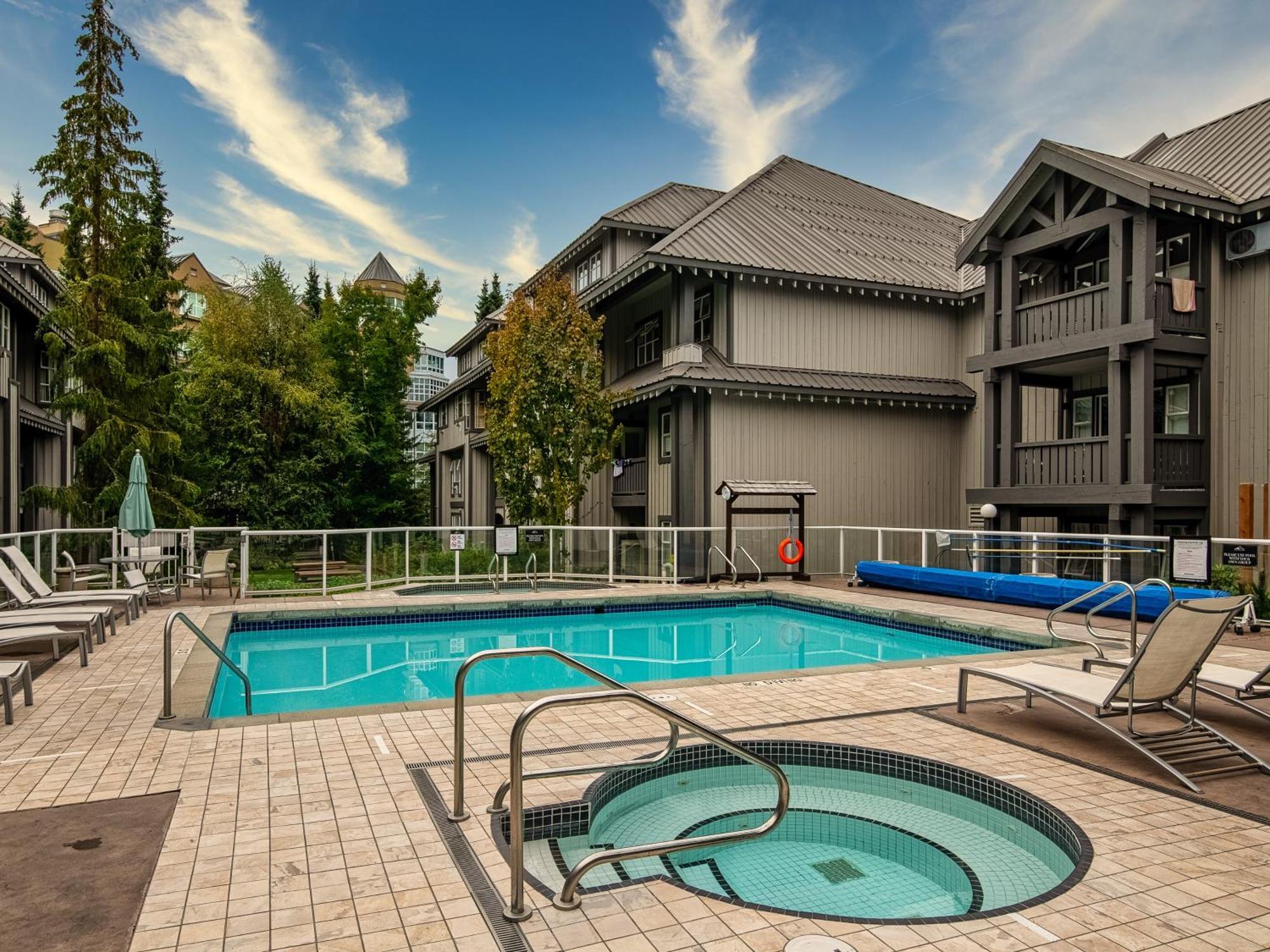 In & Out, Heart Of Upper Village, Pool & Hot Tub Apartment *