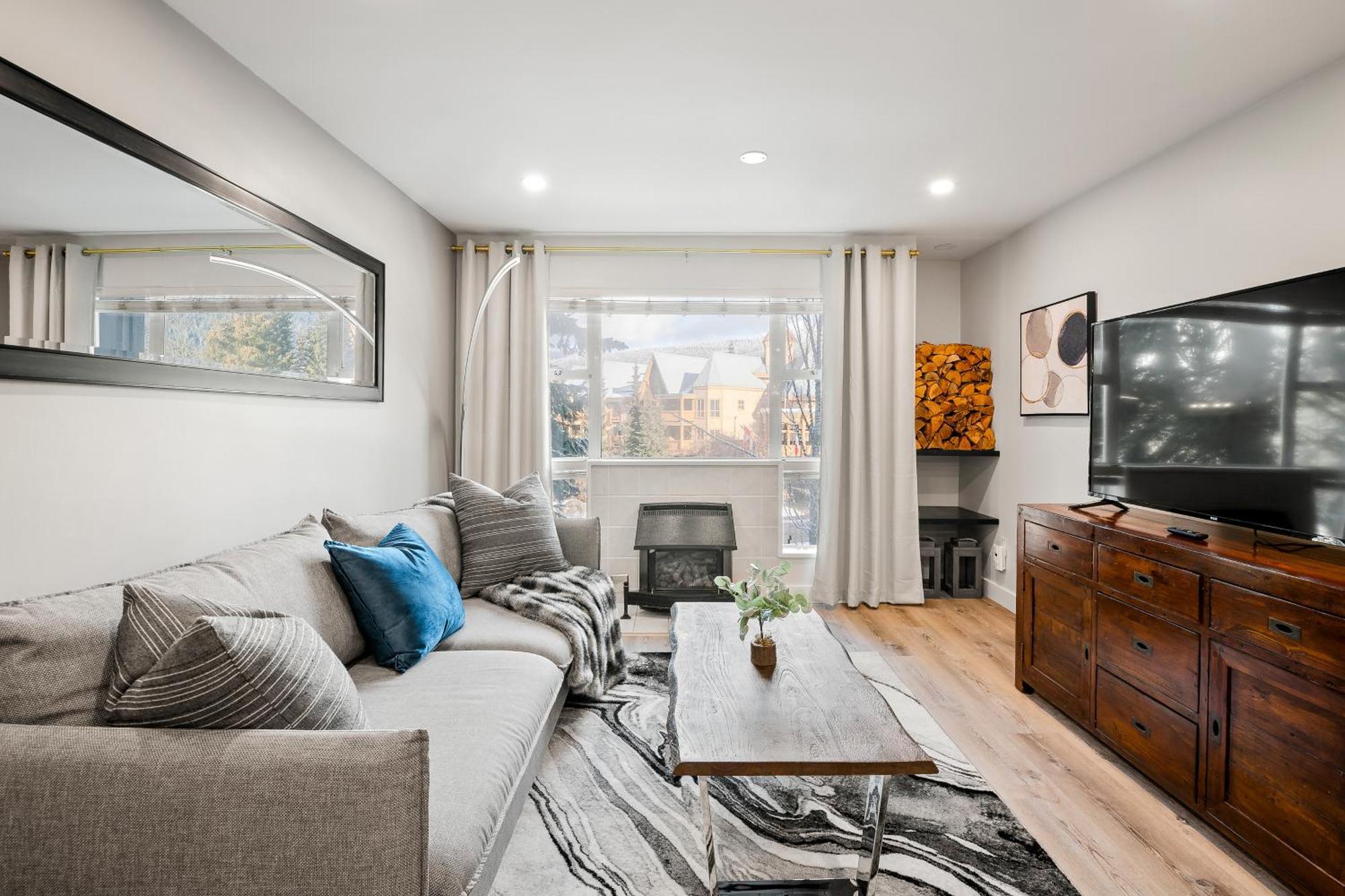 Apartment In & Out, Heart Of Upper Village, Pool & Hot Tub *