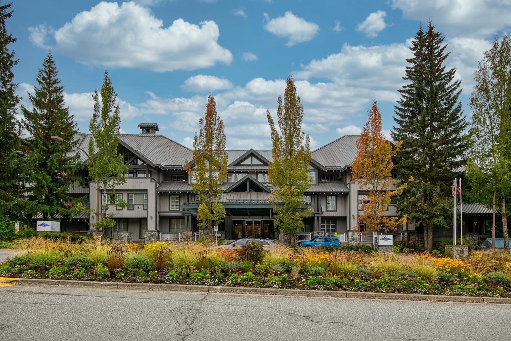 In & Out, Heart Of Upper Village, Pool & Hot Tub Apartment Whistler