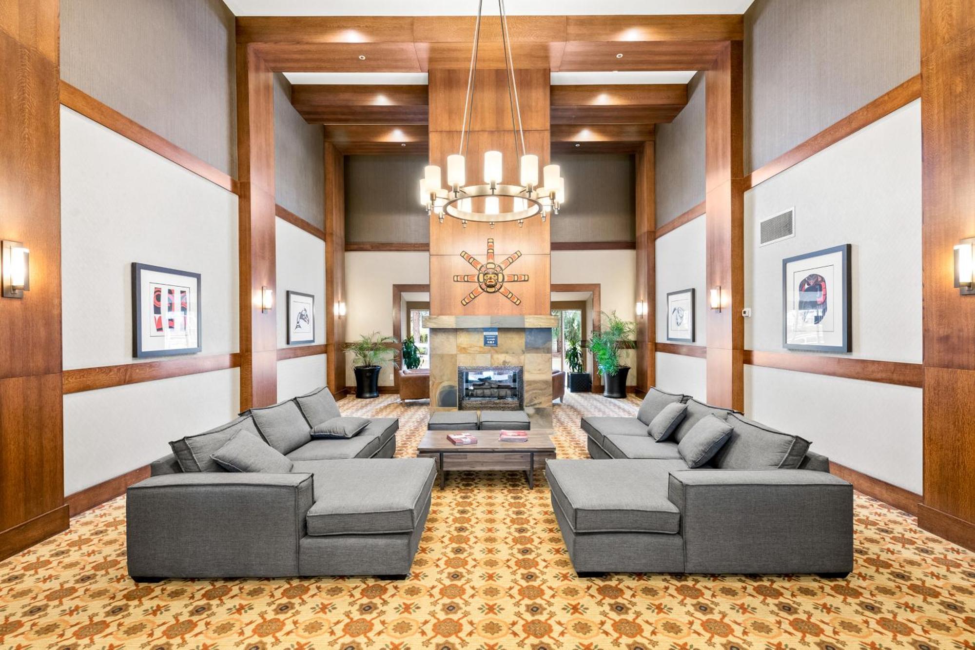 Apartment In & Out, Heart Of Upper Village, Pool & Hot Tub Whistler