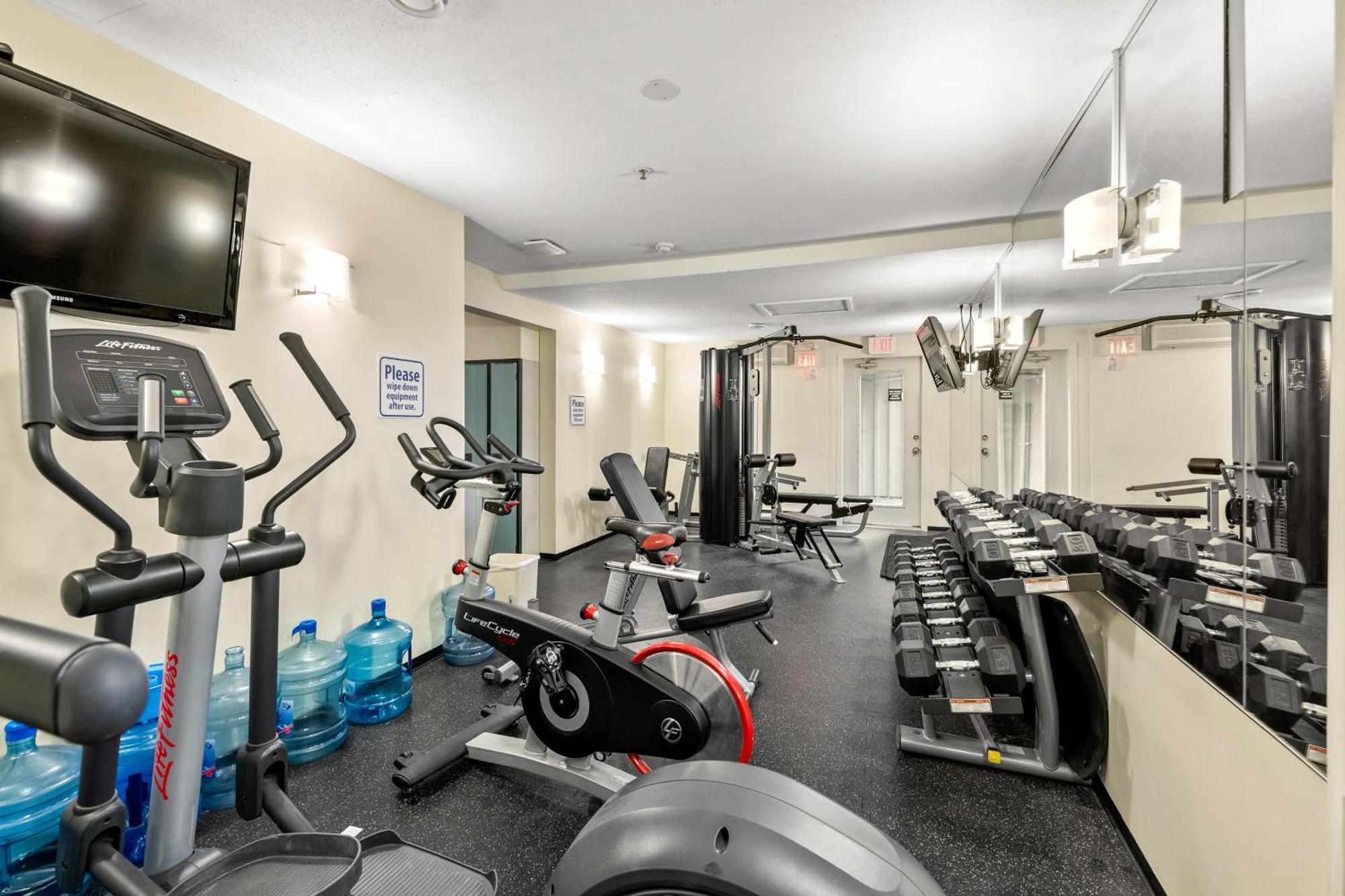 Apartment In & Out, Heart Of Upper Village, Pool & Hot Tub Whistler