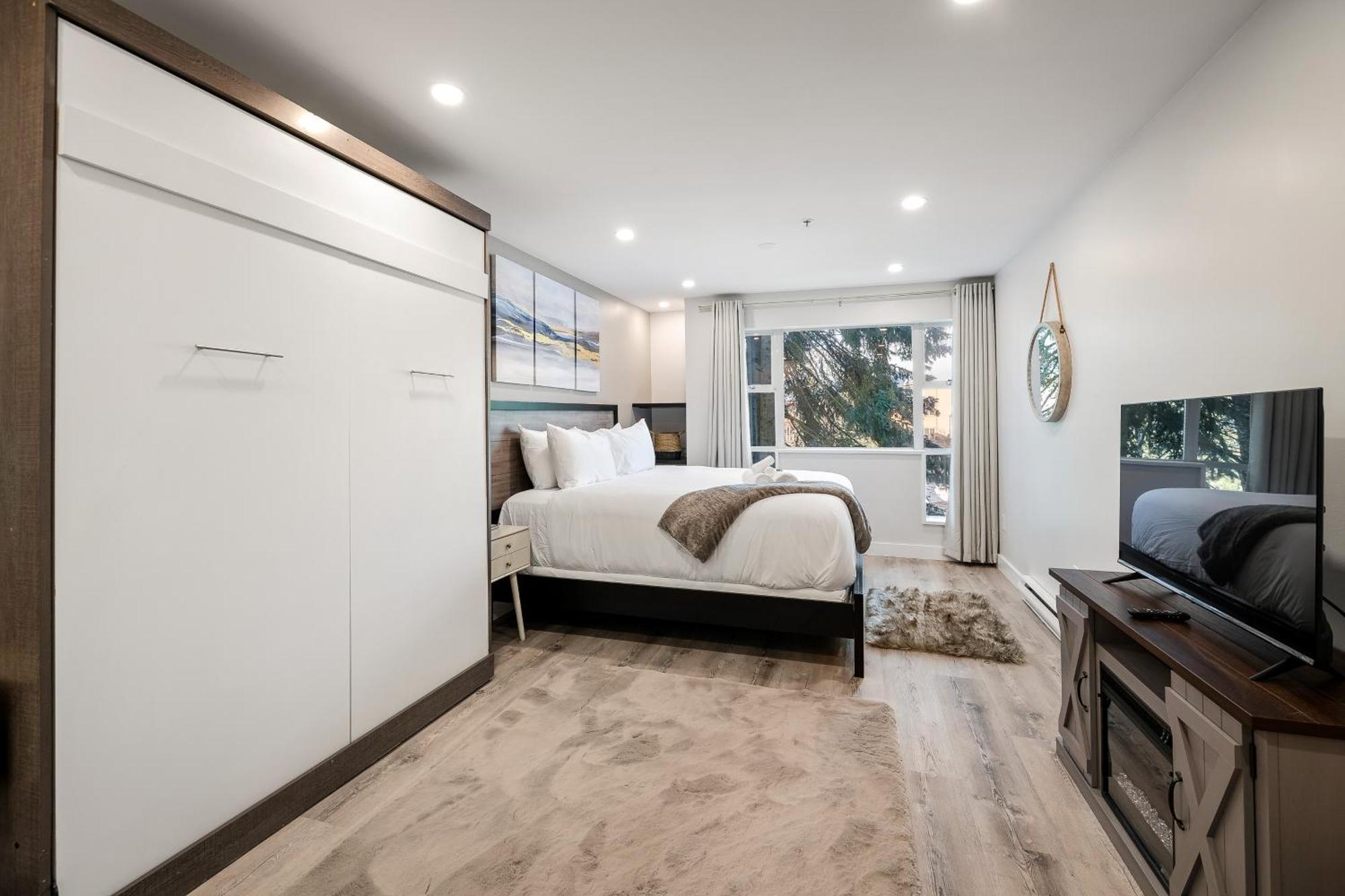 In & Out, Heart Of Upper Village, Pool & Hot Tub Apartment *