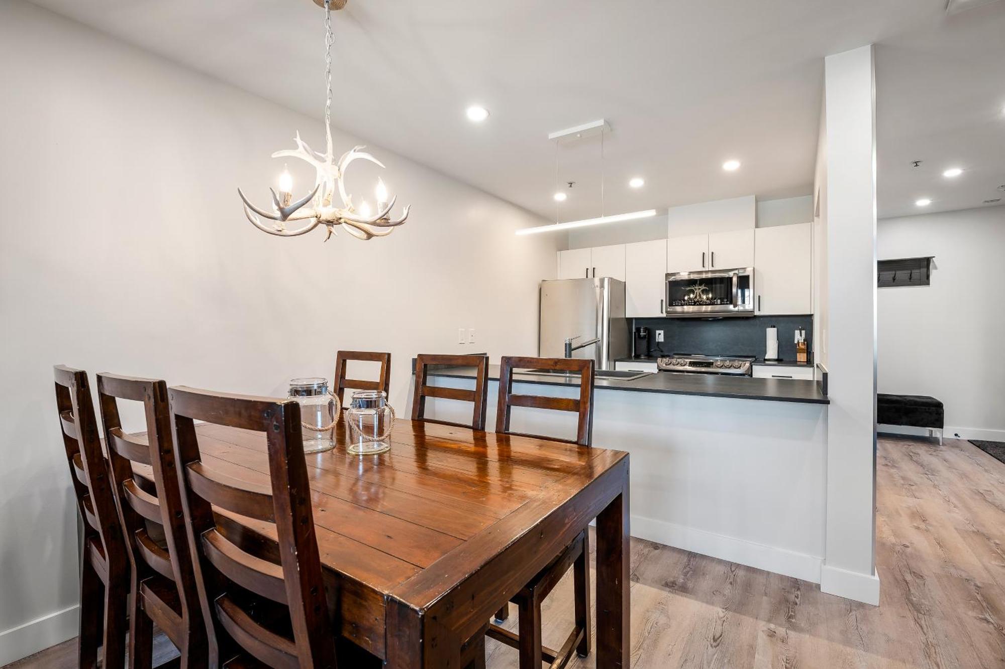 In & Out, Heart Of Upper Village, Pool & Hot Tub Apartment Whistler