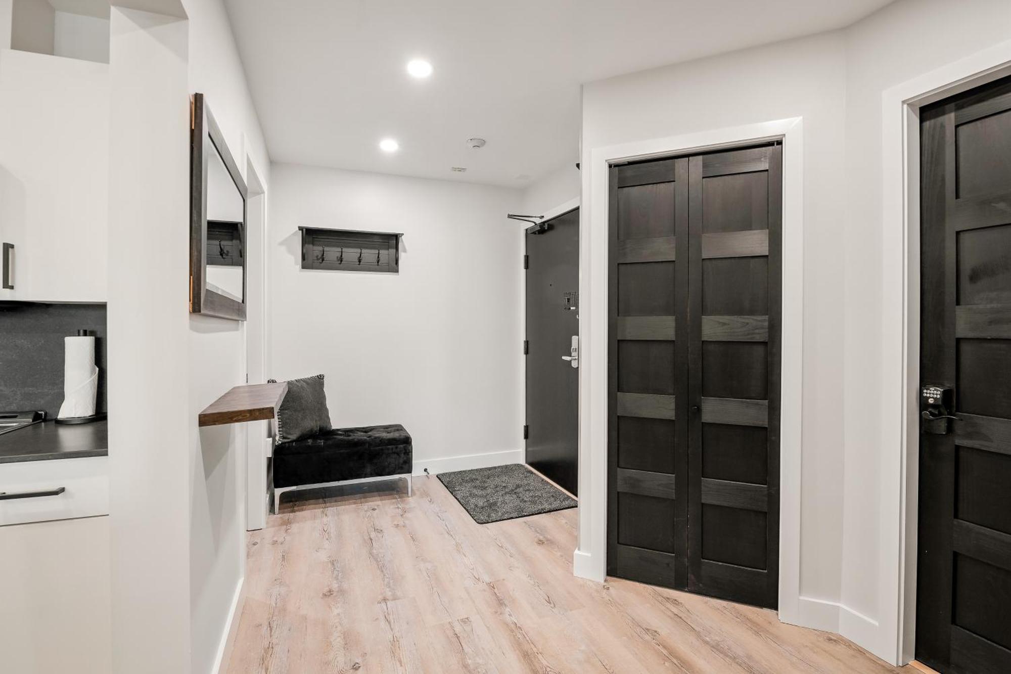 In & Out, Heart Of Upper Village, Pool & Hot Tub Apartment