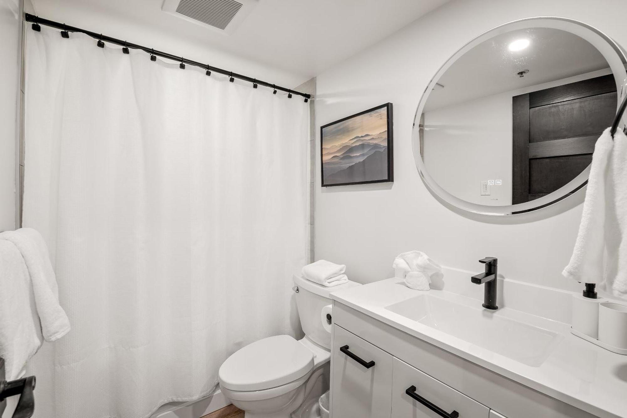 In & Out, Heart Of Upper Village, Pool & Hot Tub Apartment *