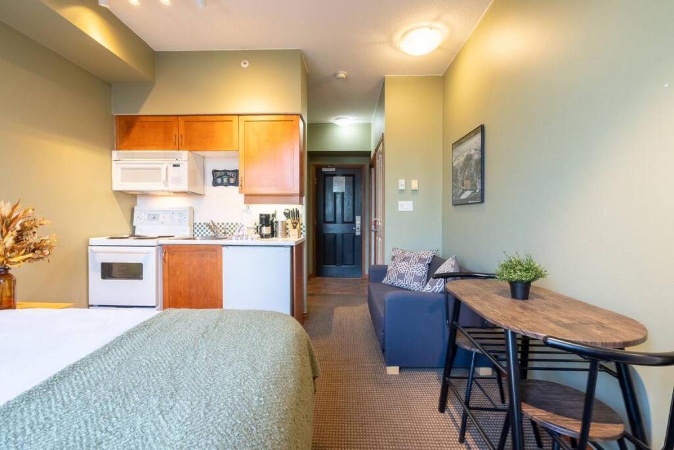 Cozy In Village Apartment *