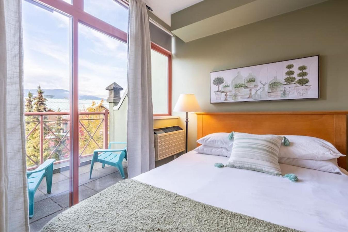 Cozy In Village Apartment *
