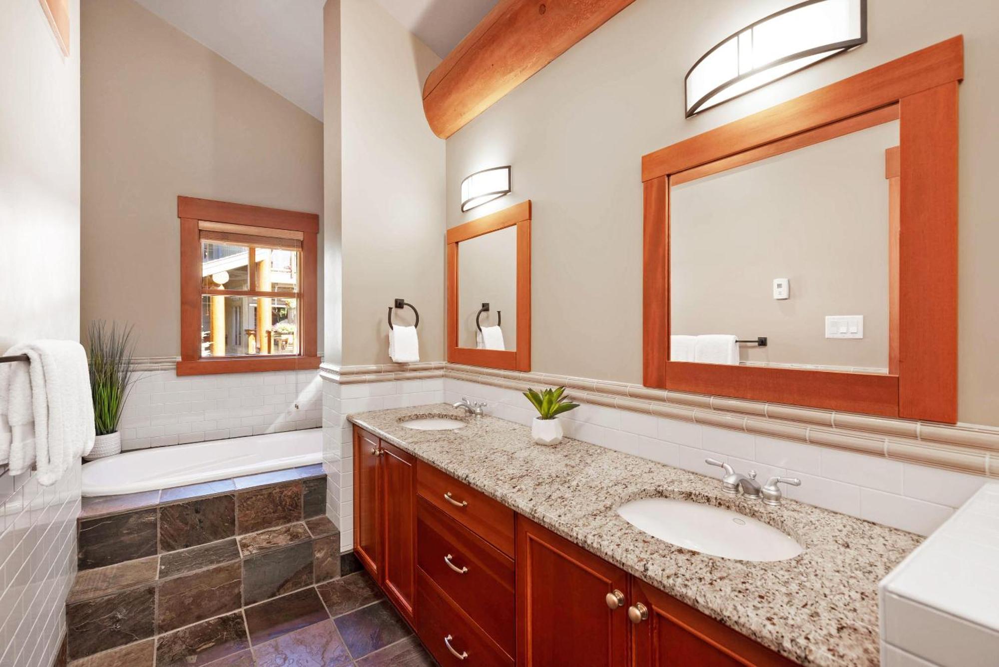 Holiday home Taluswood The Heights 17 | Access Townhome With Private Hot Tub, & Scenic Views