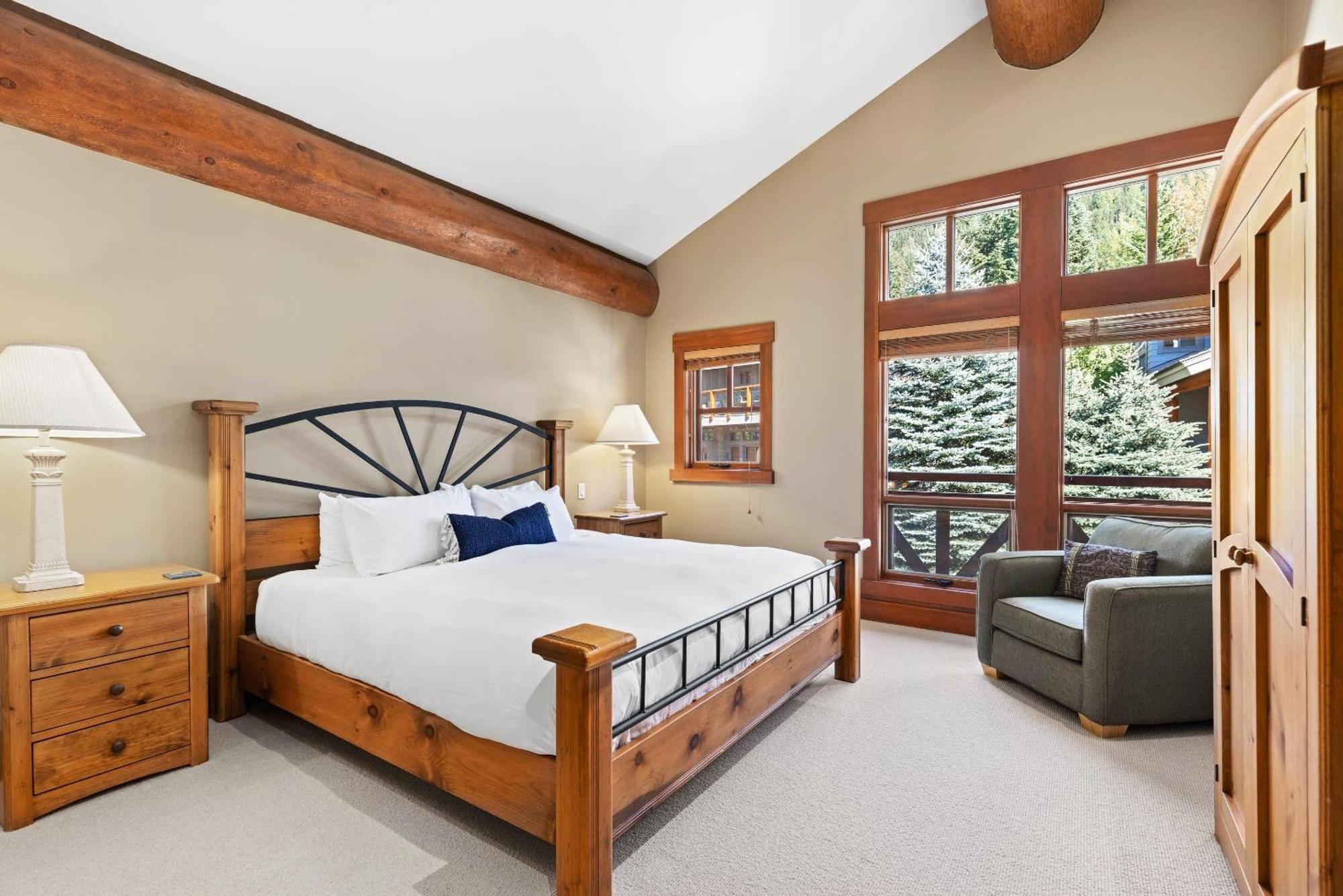Taluswood The Heights 17 | Access Townhome With Private Hot Tub, & Scenic Views Holiday home Whistler