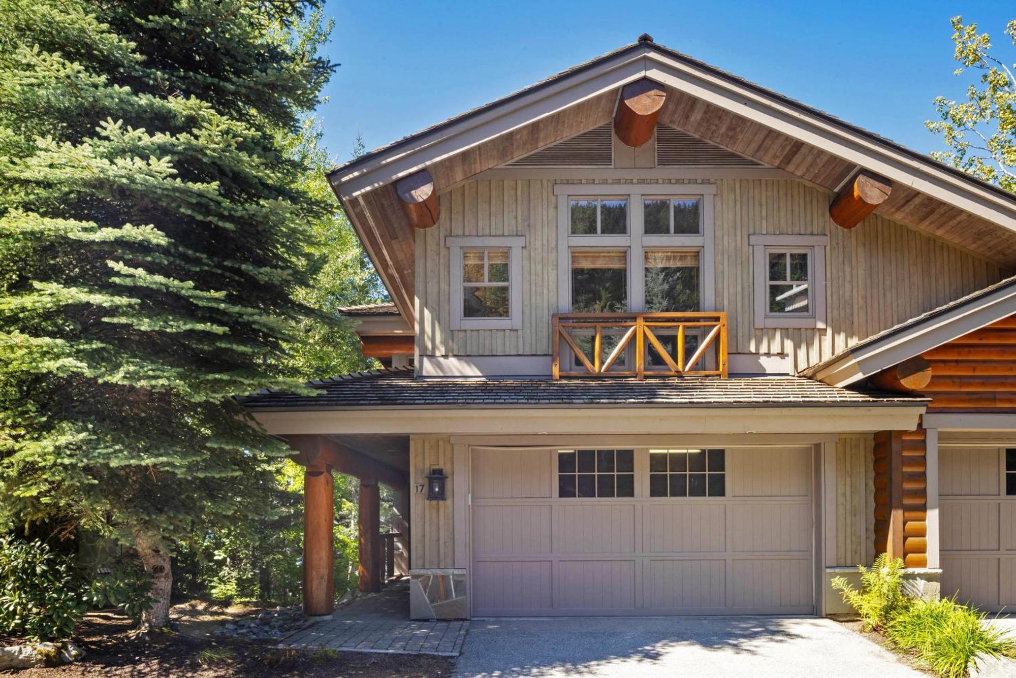 Taluswood The Heights 17 | Access Townhome With Private Hot Tub, & Scenic Views Holiday home Whistler
