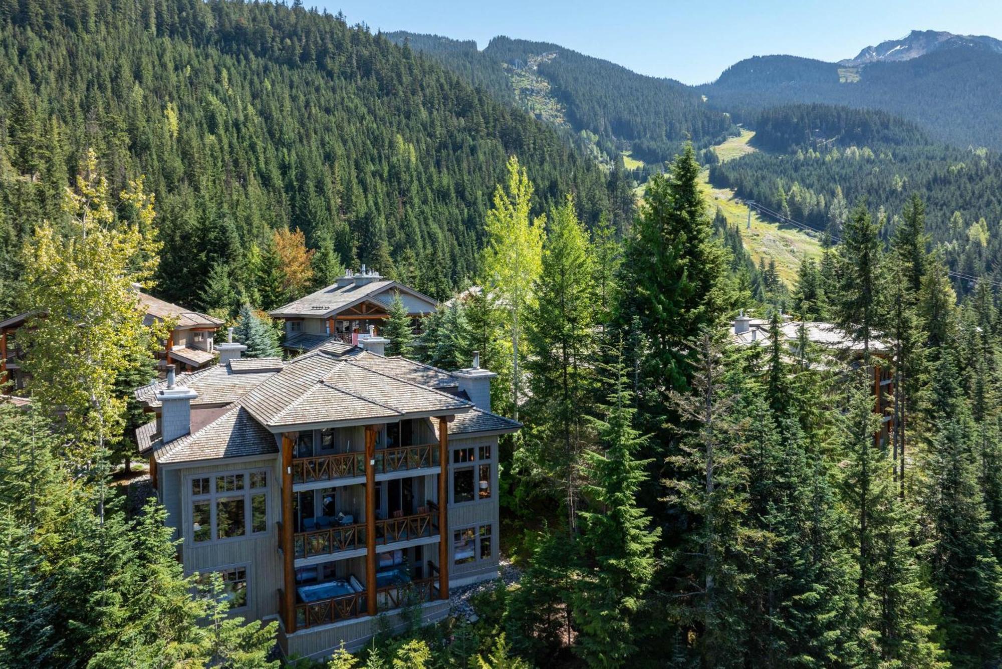 Taluswood The Heights 17 | Access Townhome With Private Hot Tub, & Scenic Views Holiday home