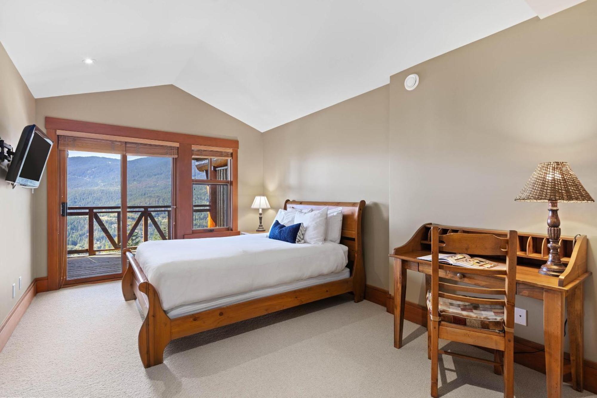 Taluswood The Heights 17 | Access Townhome With Private Hot Tub, & Scenic Views Holiday home Whistler