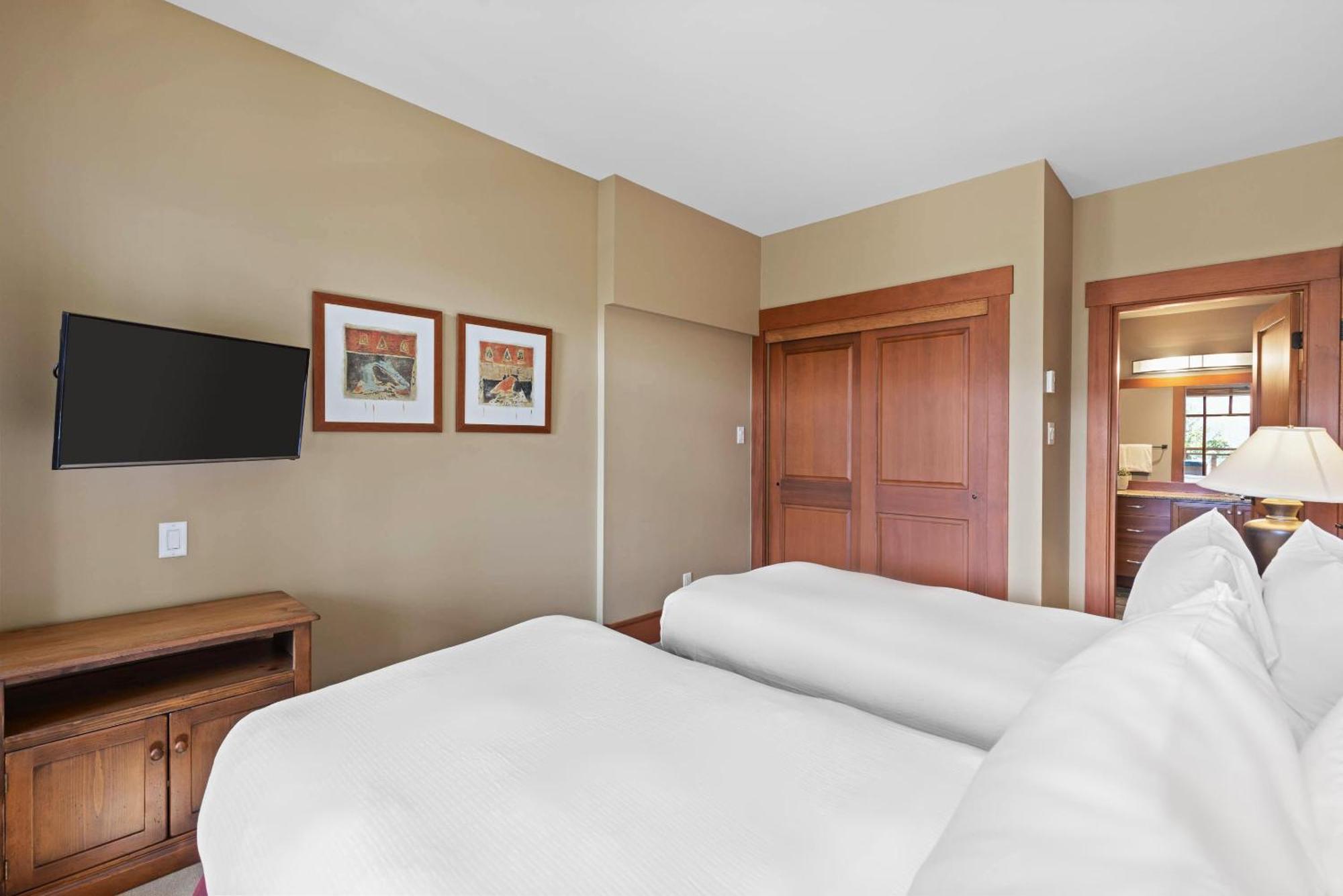 Taluswood The Heights 17 | Access Townhome With Private Hot Tub, & Scenic Views Whistler