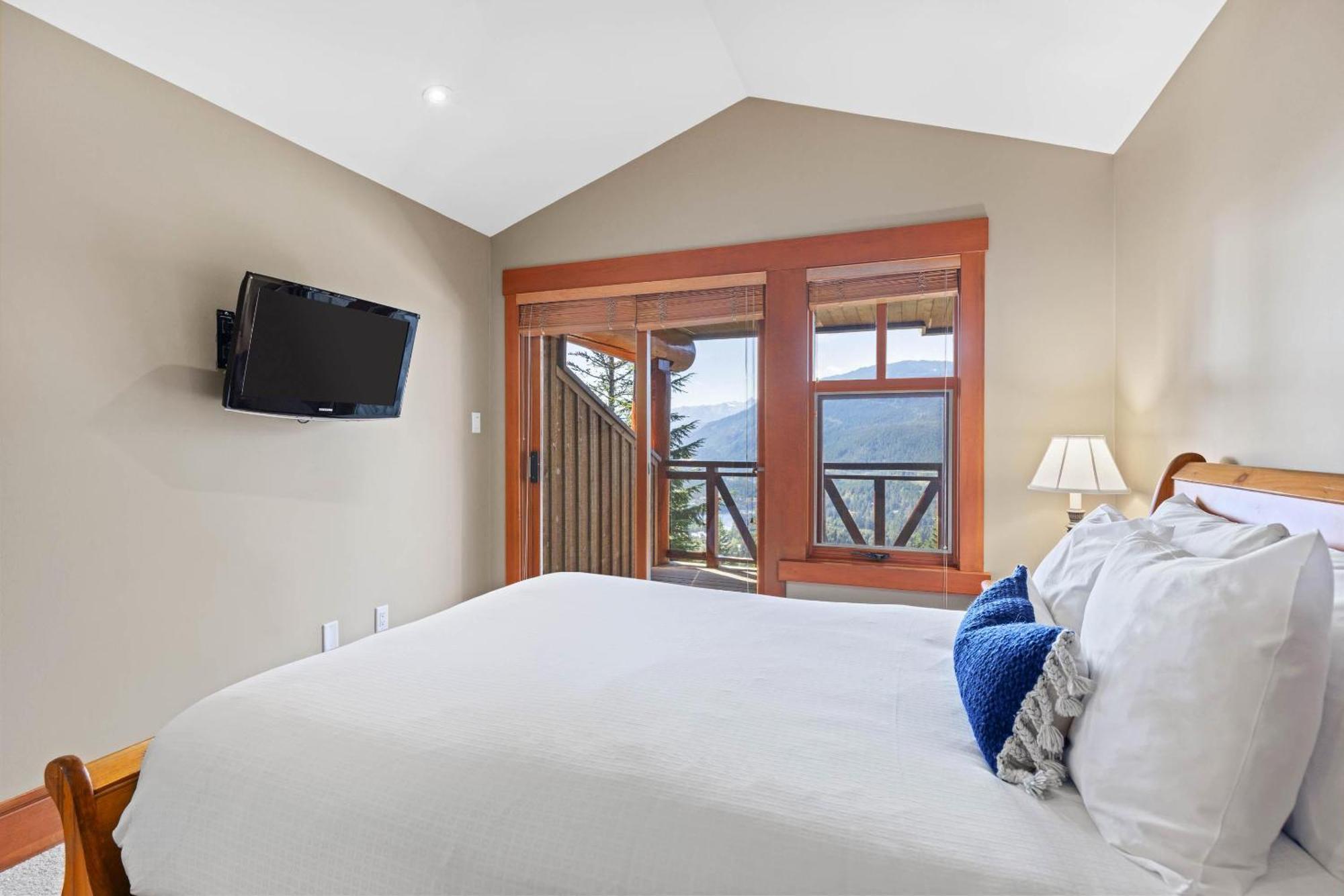 Taluswood The Heights 17 | Access Townhome With Private Hot Tub, & Scenic Views