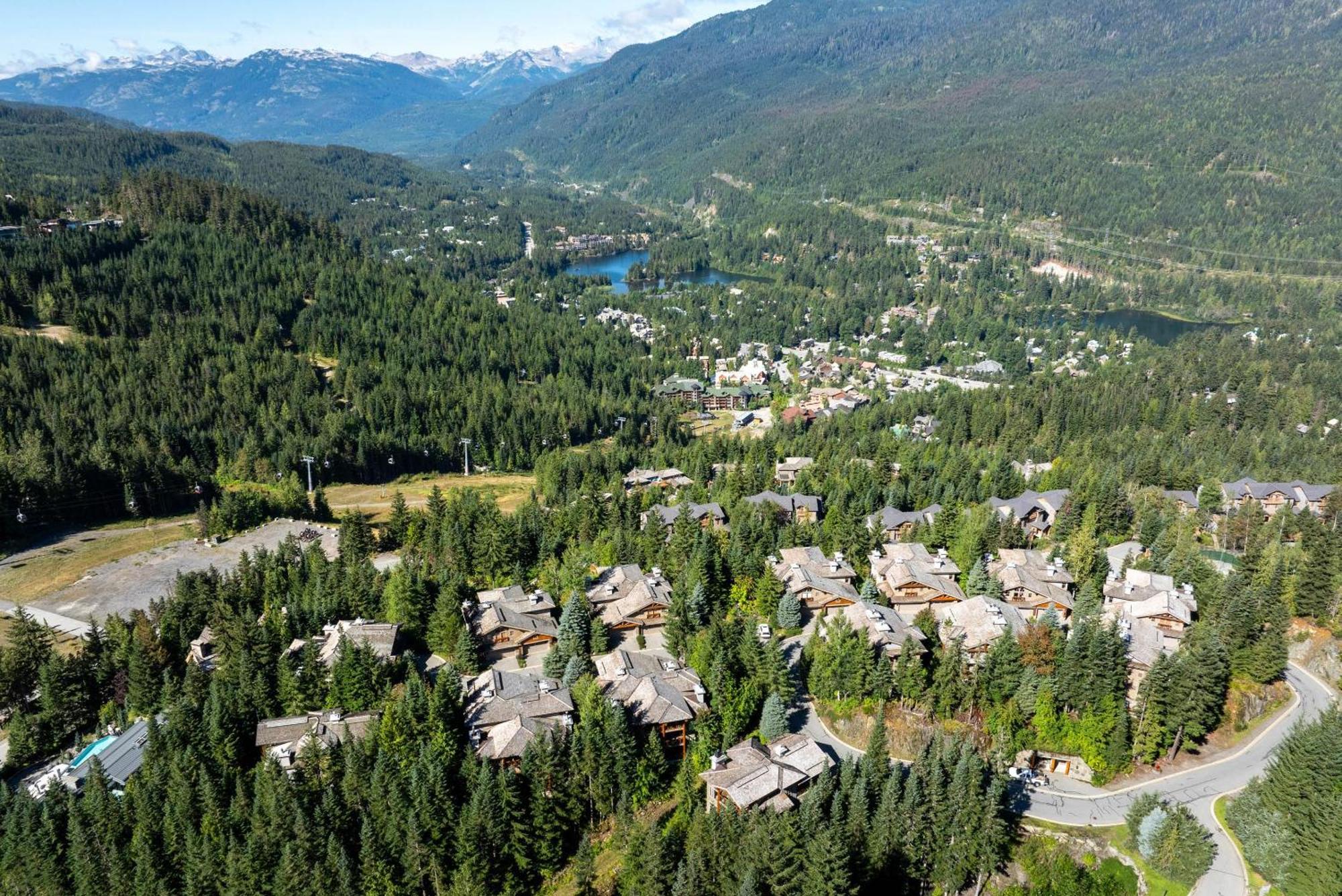 Taluswood The Heights 17 | Access Townhome With Private Hot Tub, & Scenic Views Holiday home