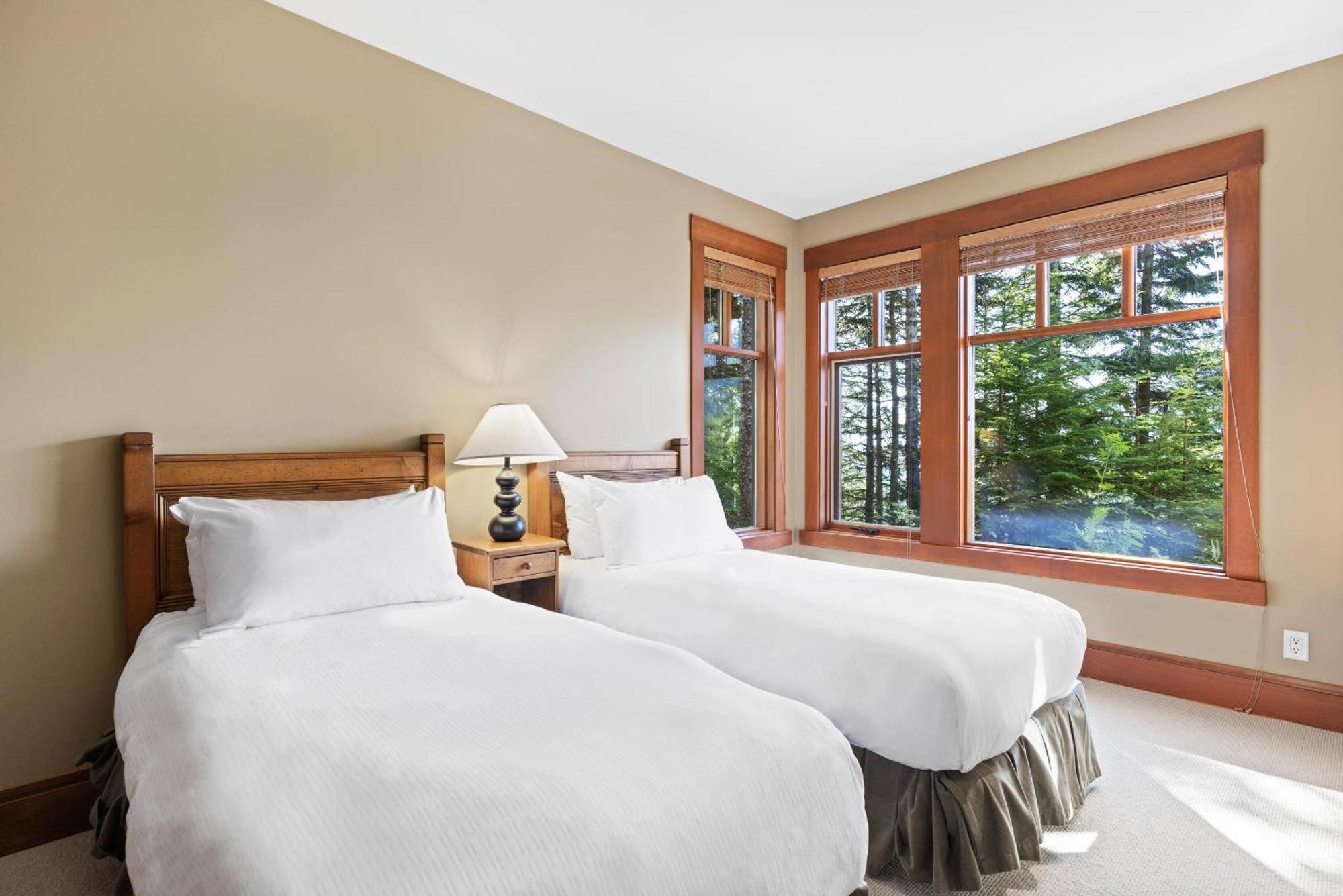 Taluswood The Heights 17 | Access Townhome With Private Hot Tub, & Scenic Views Holiday home *
