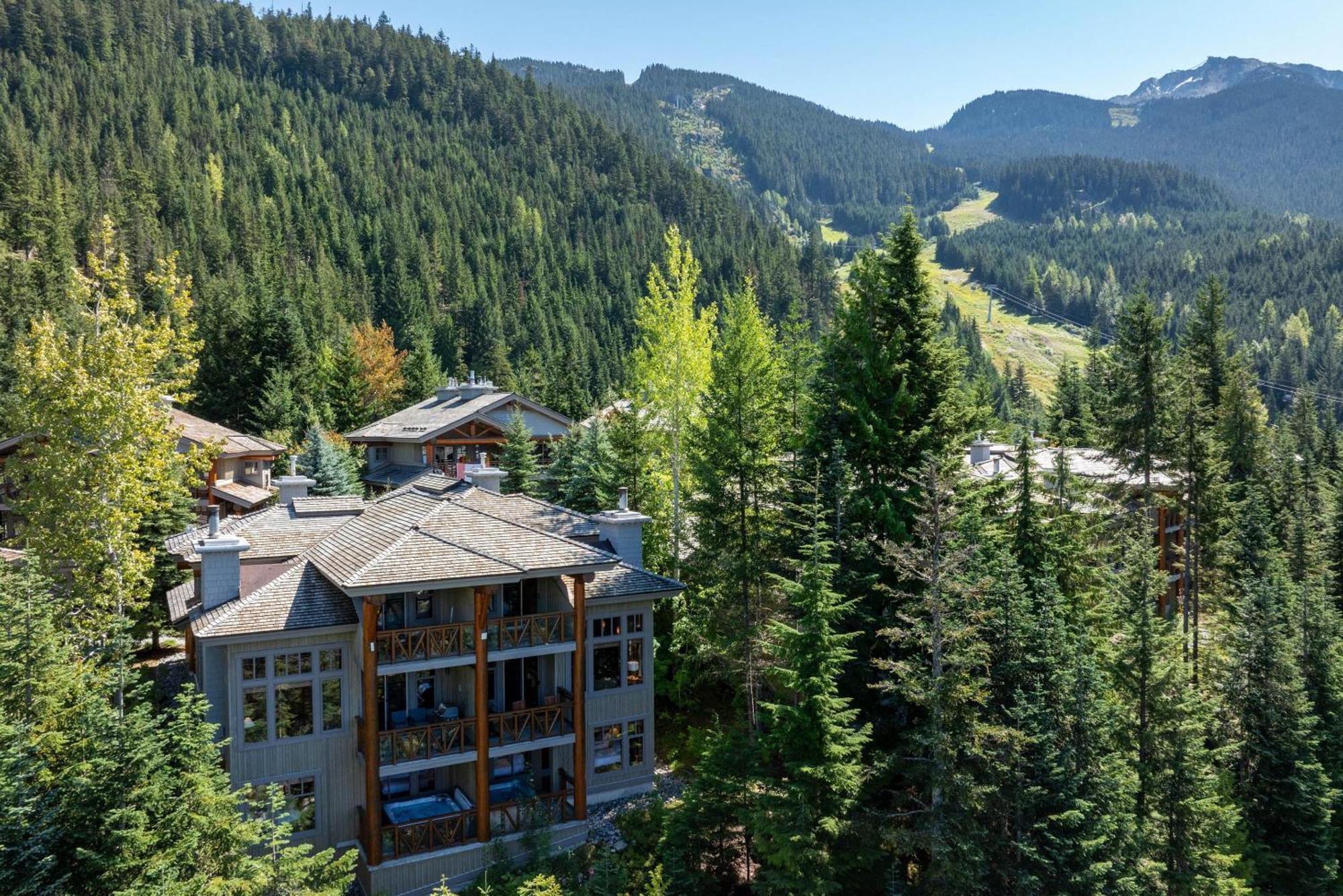 Taluswood The Heights 17 | Access Townhome With Private Hot Tub, & Scenic Views Holiday home Whistler