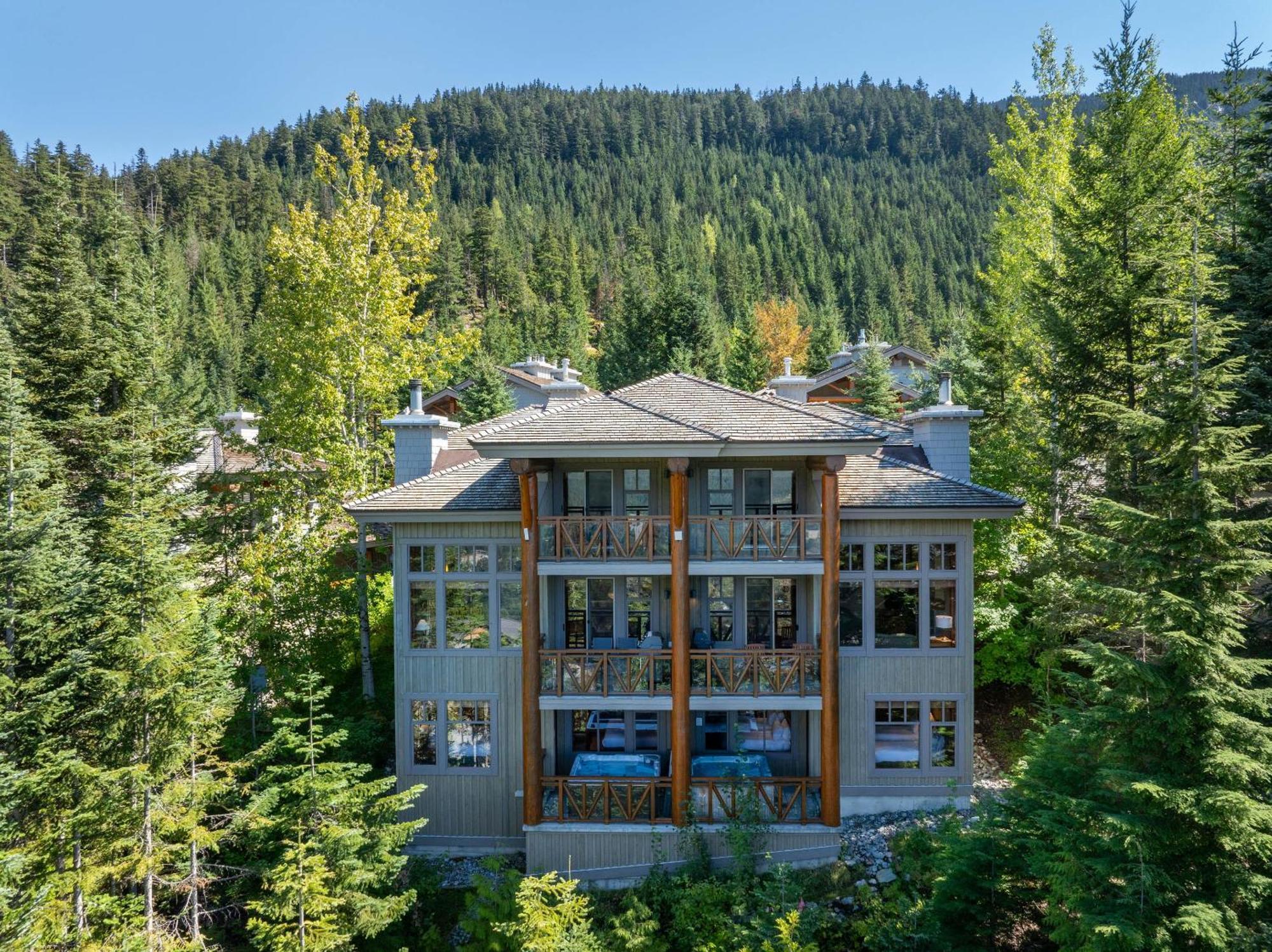 Taluswood The Heights 17 | Access Townhome With Private Hot Tub, & Scenic Views Holiday home *