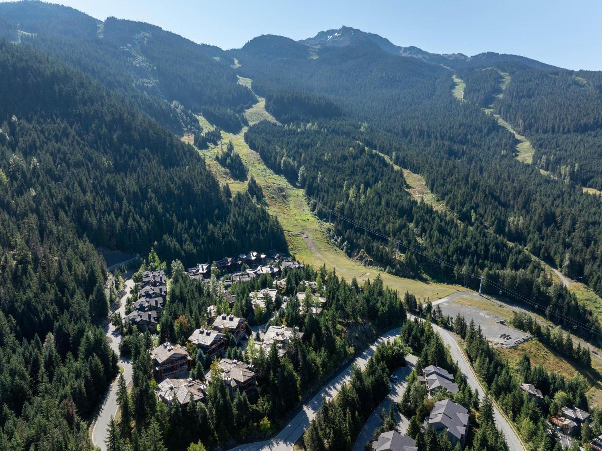 Taluswood The Heights 6 | Beautifully Updated W/ Private Hot Tub, Slopeside View, Parking Holiday home Whistler
